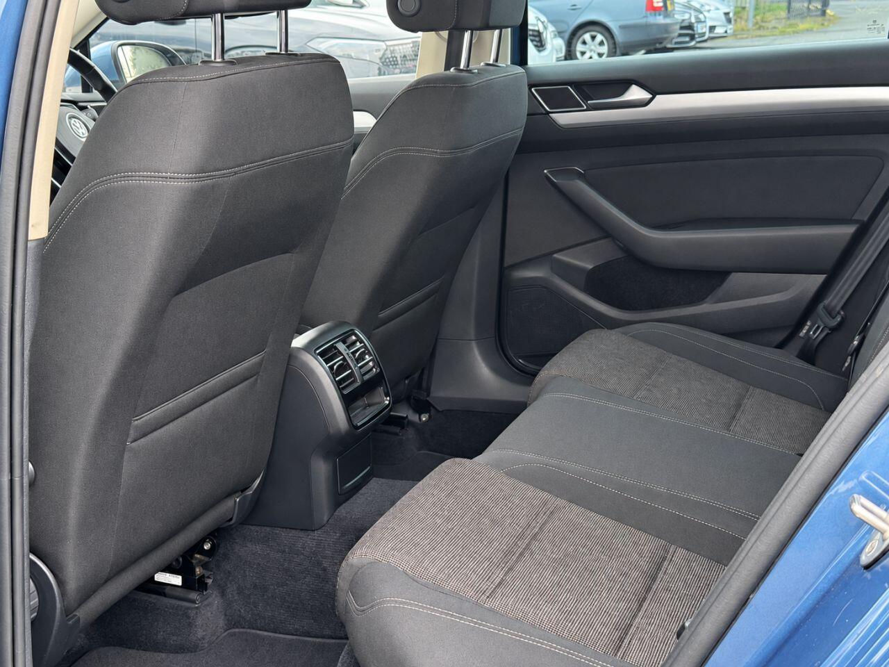 Volkswagen Passat view 84
