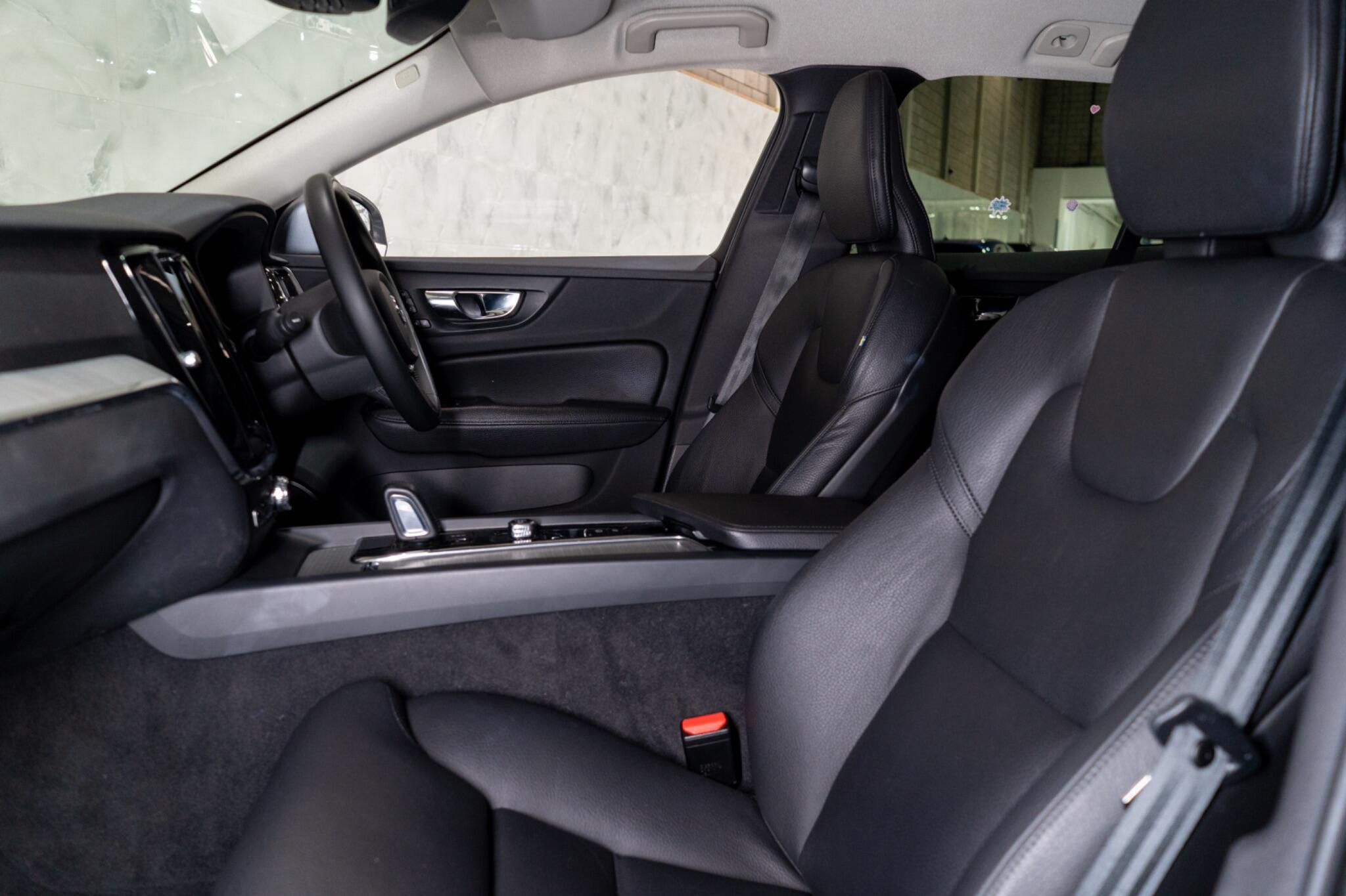 Volvo V60 Cross Country view 13