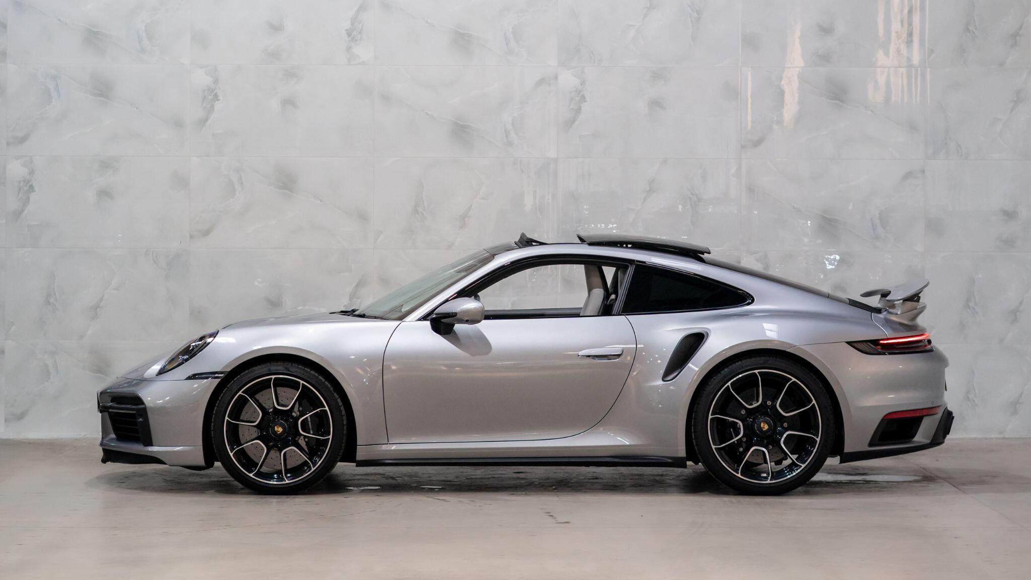 Porsche 911 view 8