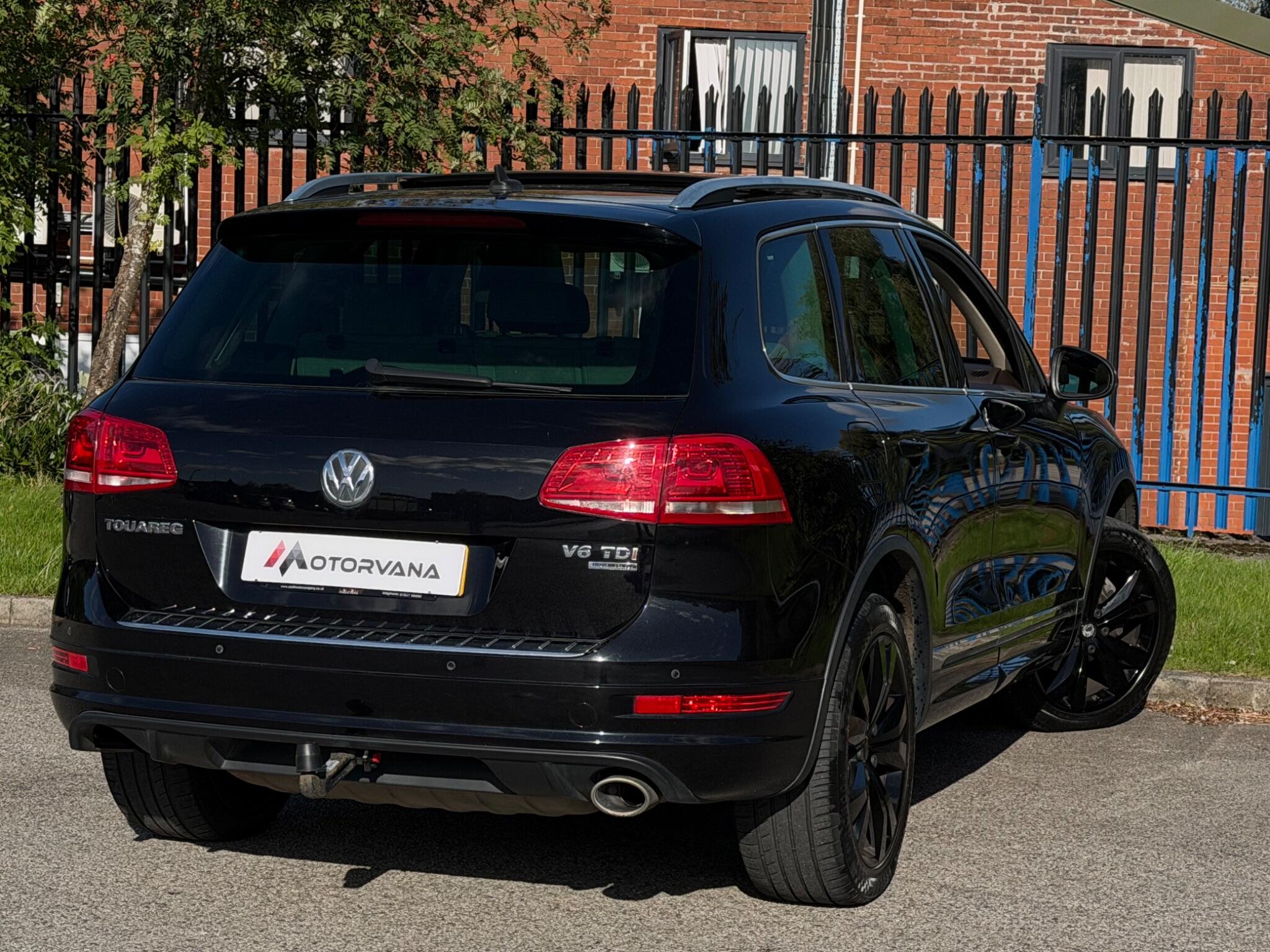 Volkswagen Touareg view 8