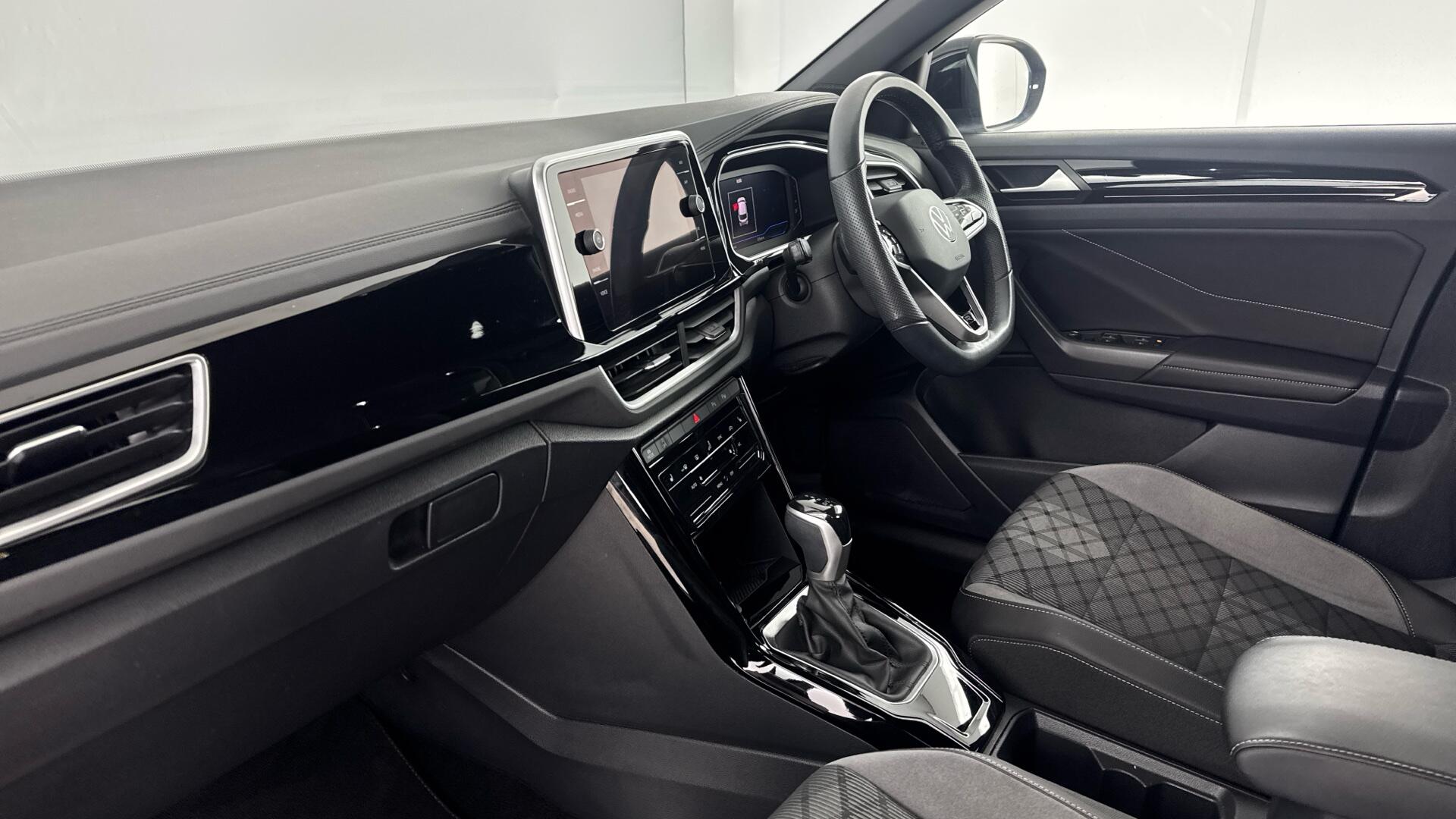 Volkswagen T-Roc view 10