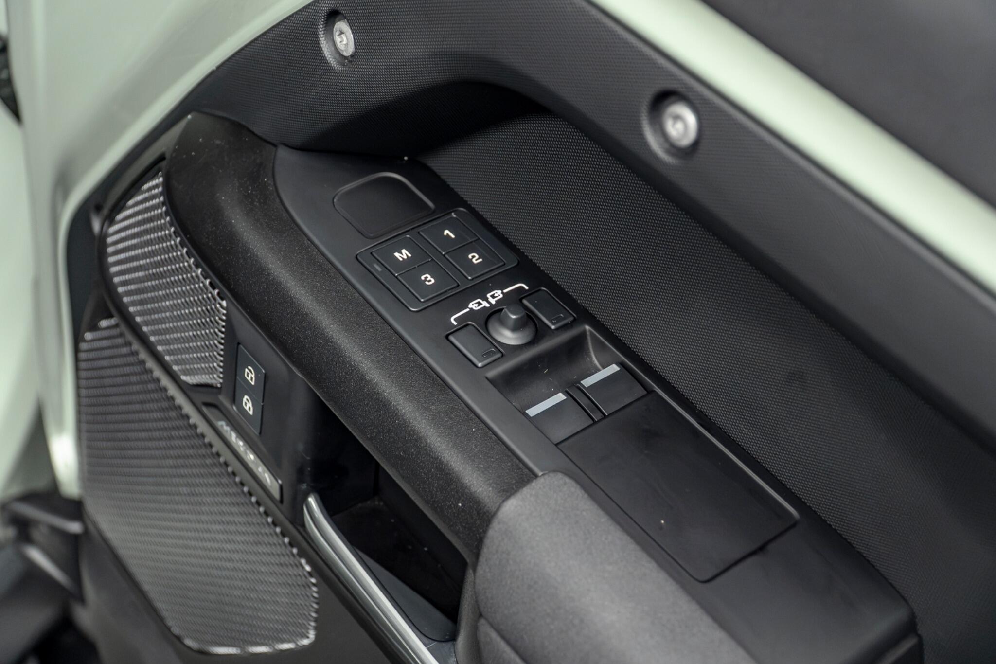 Land Rover Defender view 31