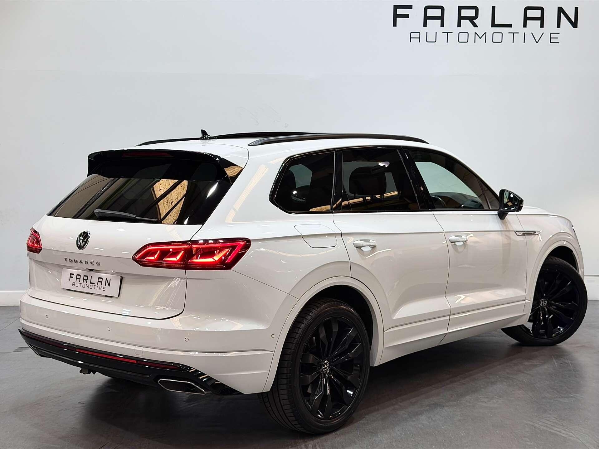 Volkswagen Touareg view 4