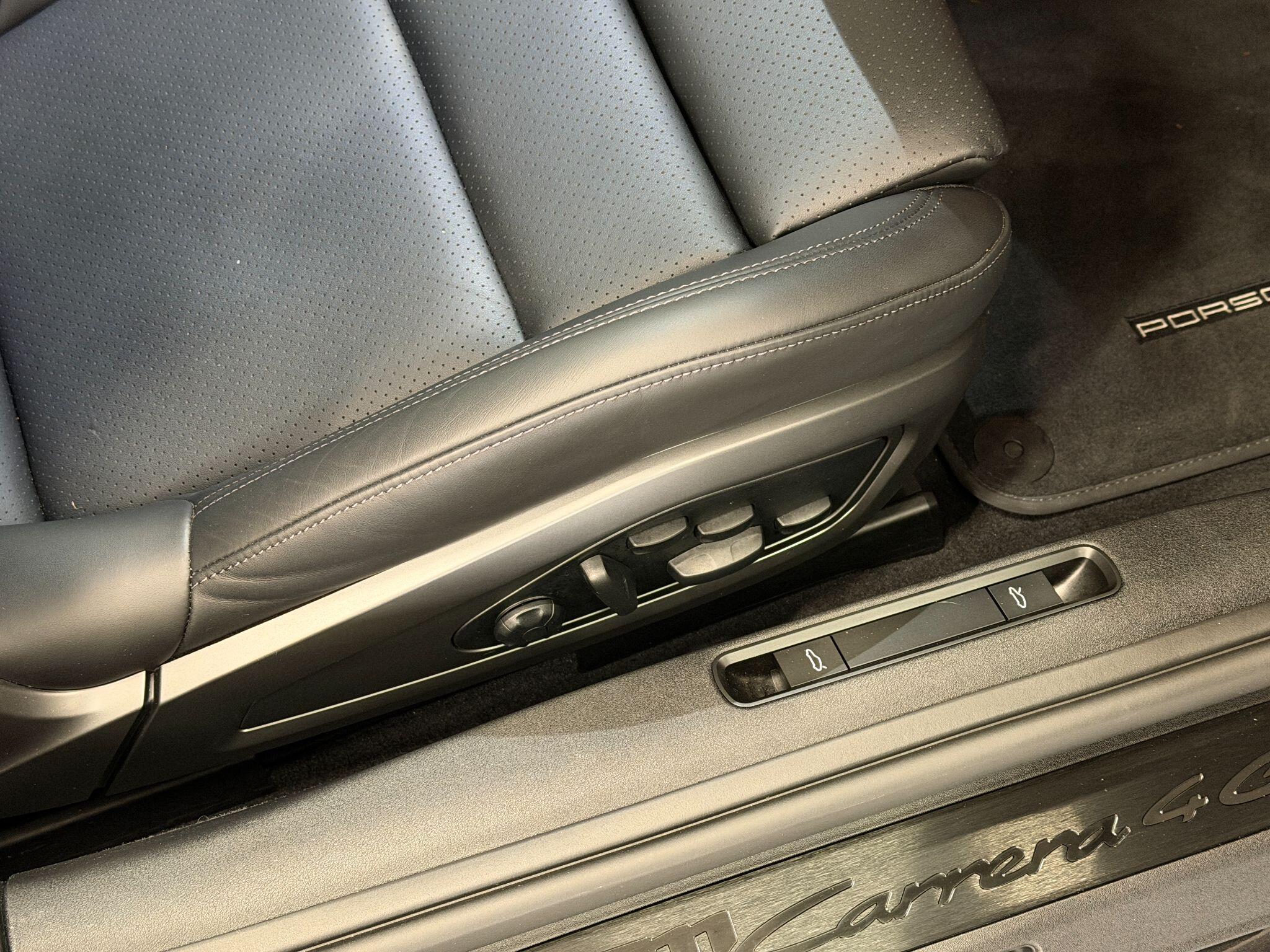 Porsche 911 view 24