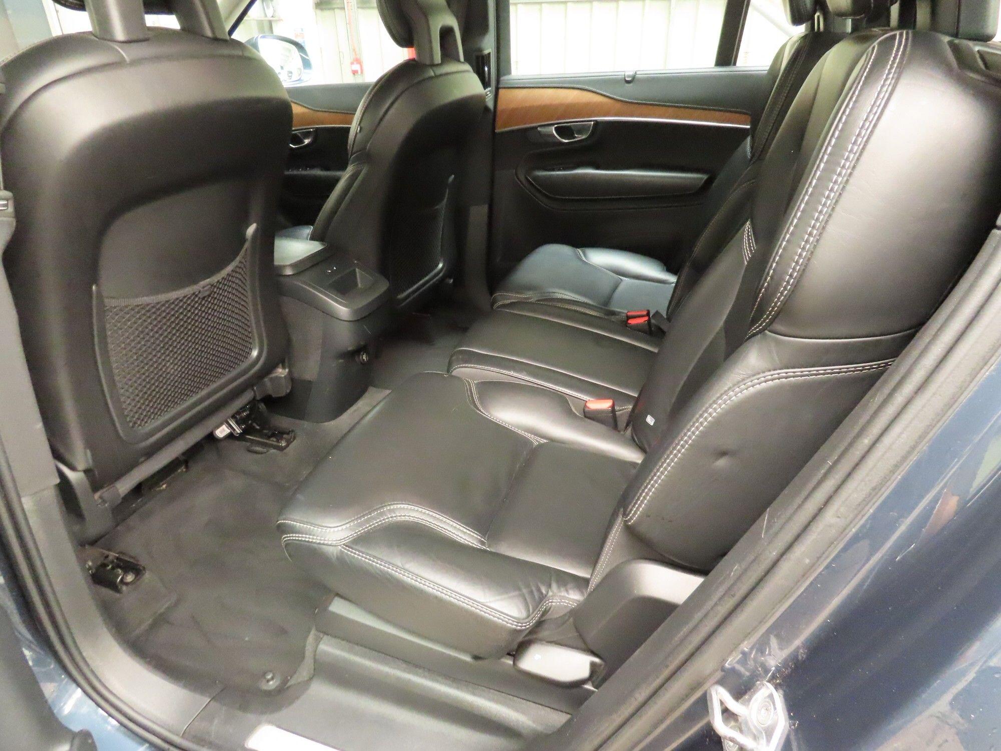 Volvo XC90 view 8