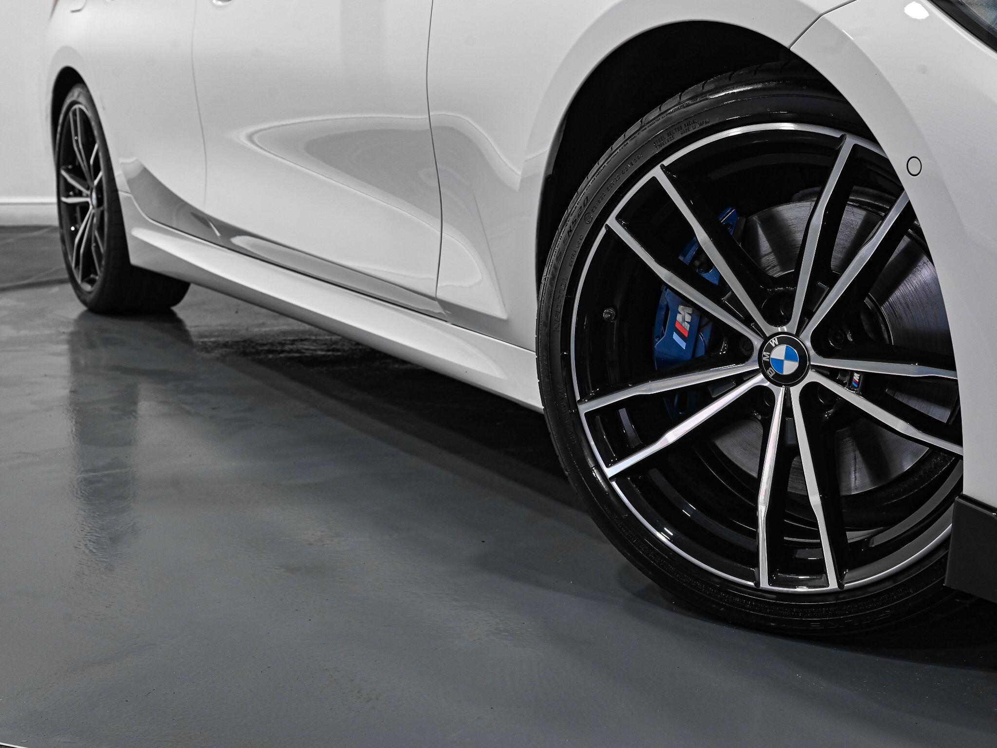 BMW 3 Series view 22