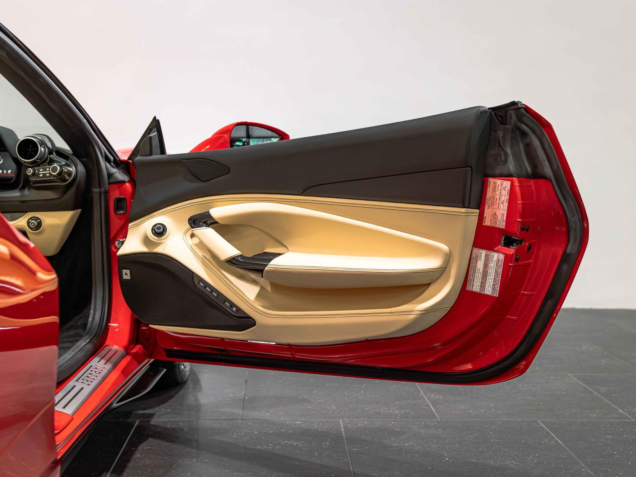Ferrari F8 Spider view 32