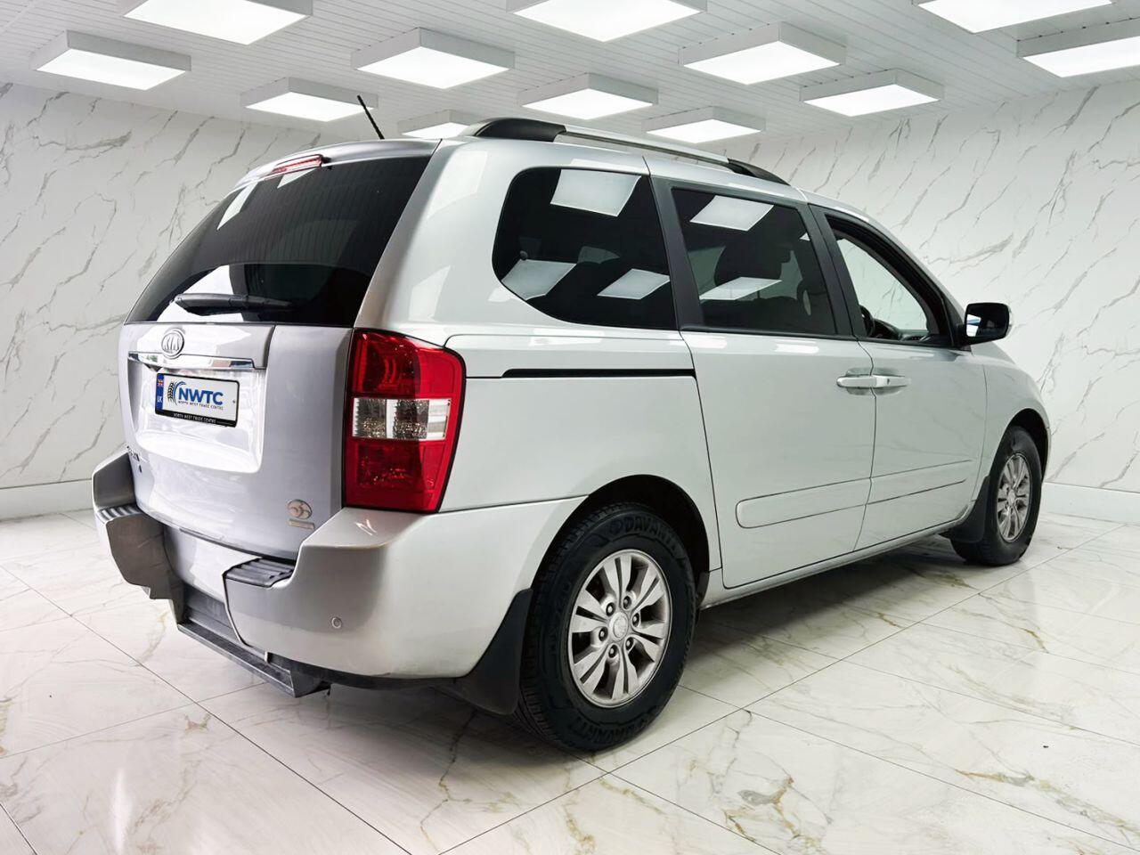 Kia Sedona view 11