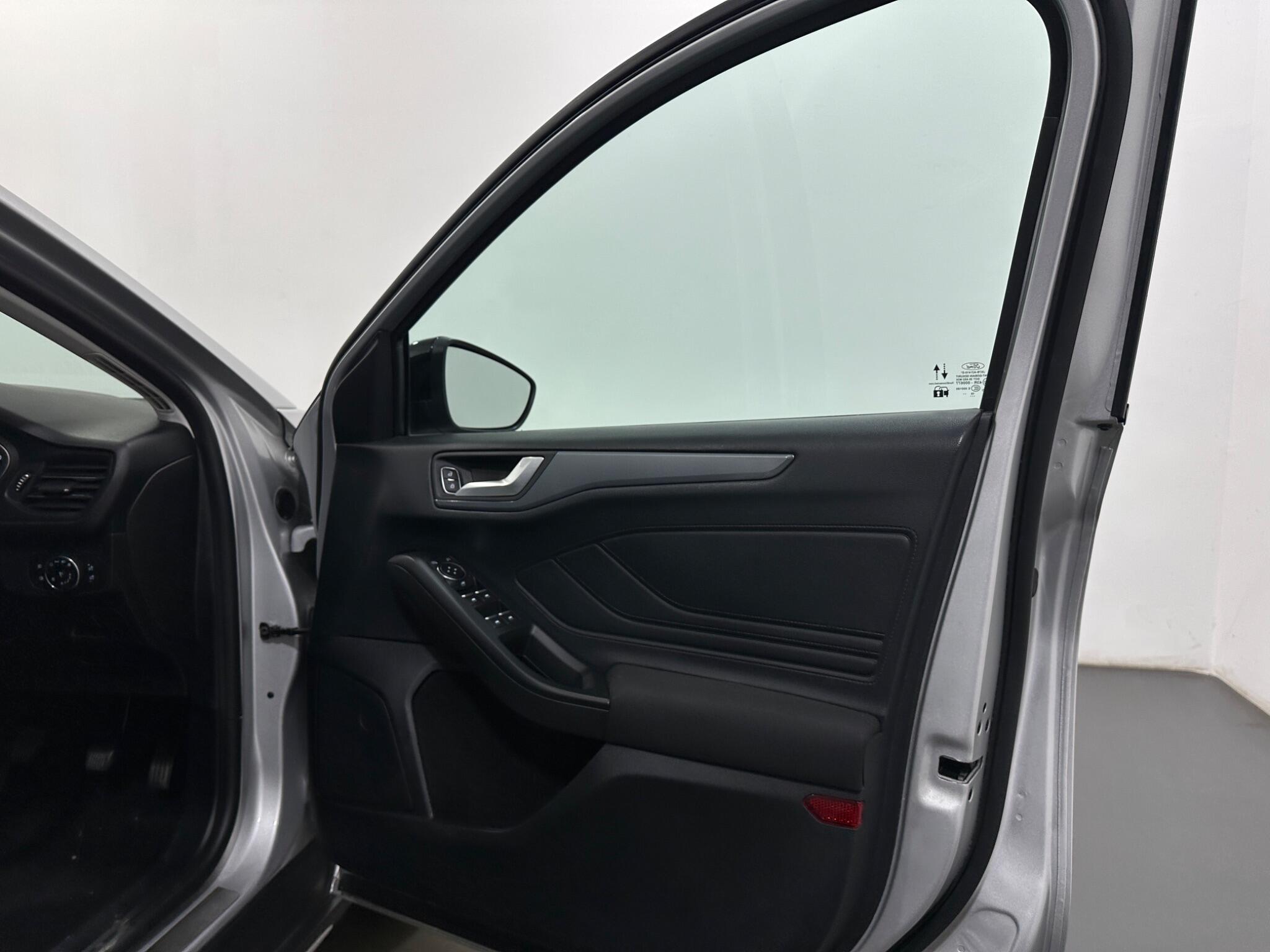 Ford Focus view 31