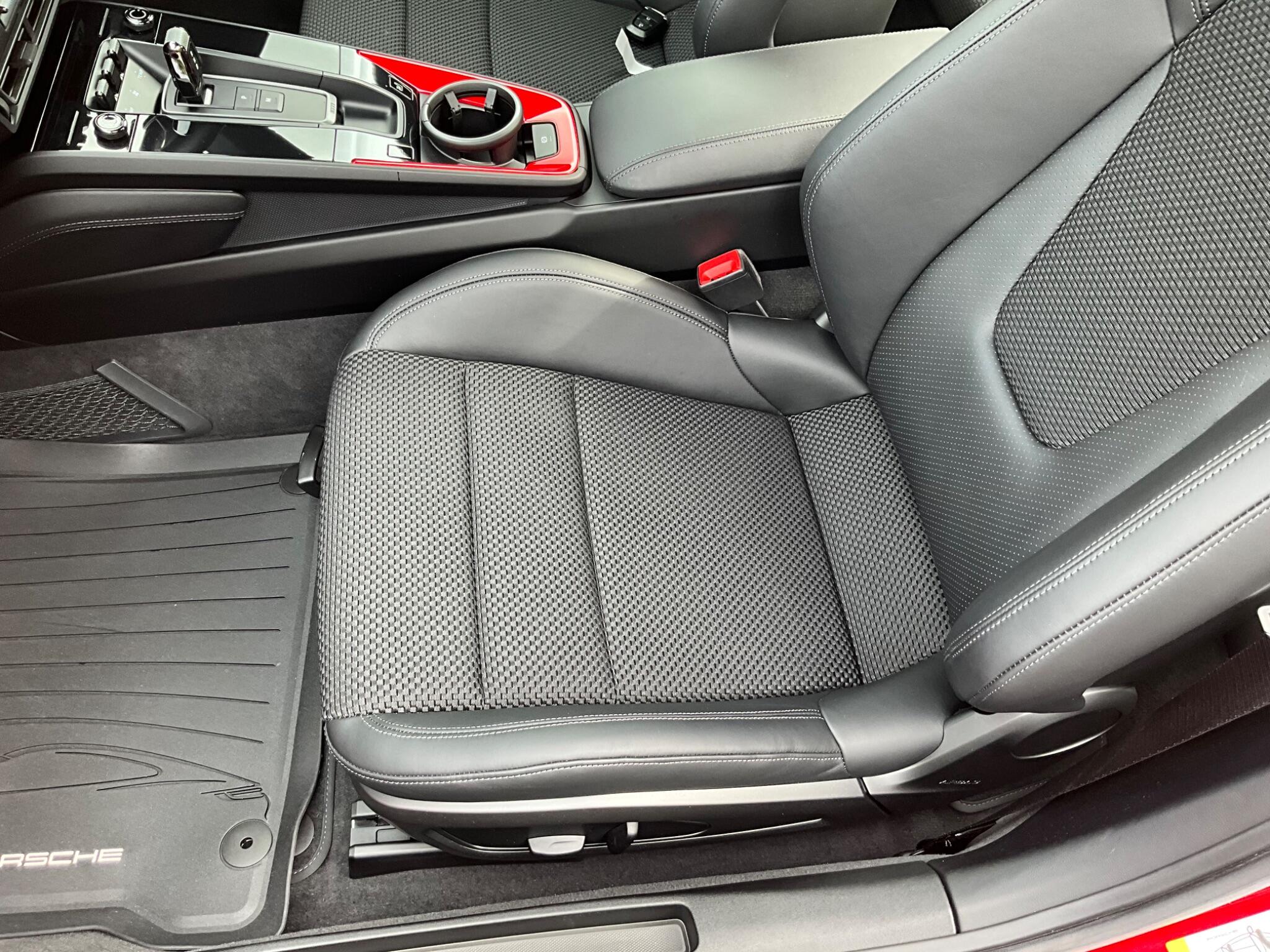Porsche 911 view 34