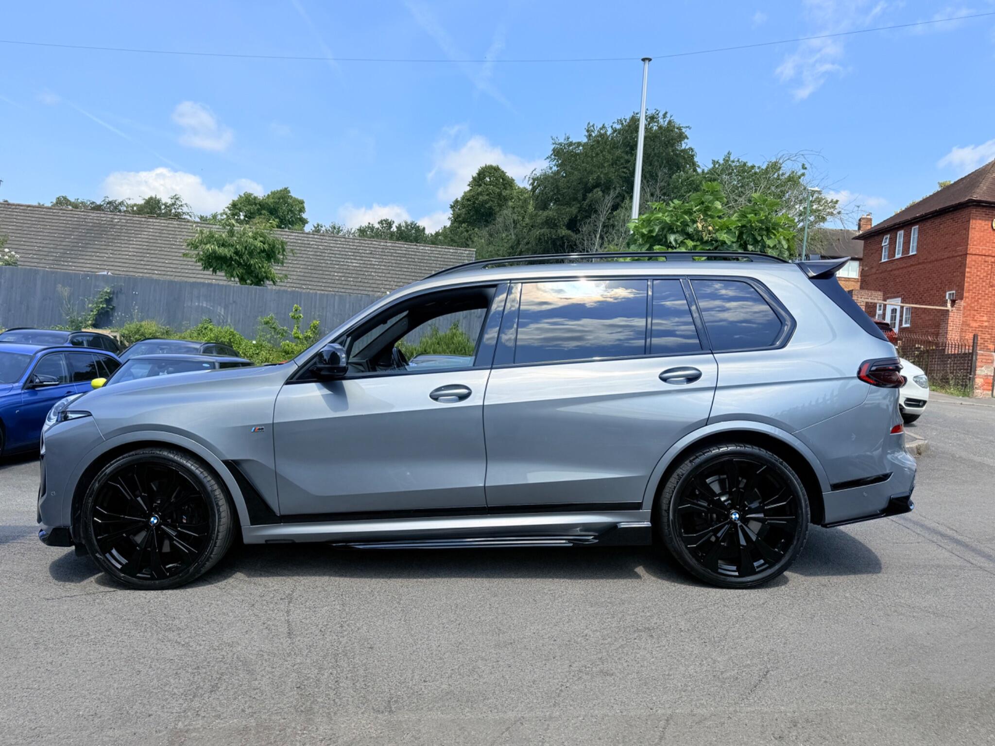 BMW X7 view 6