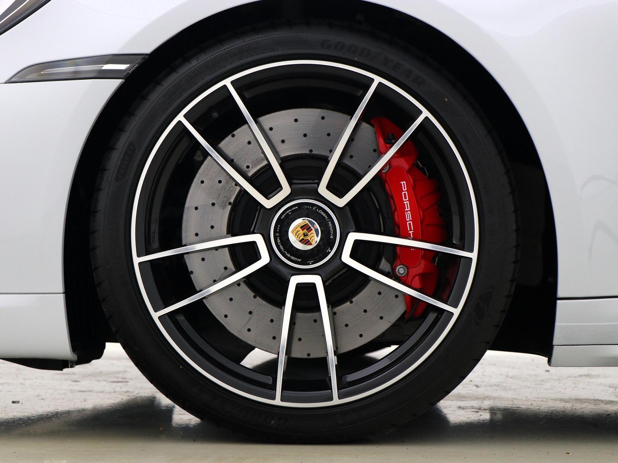 Porsche 911 view 4