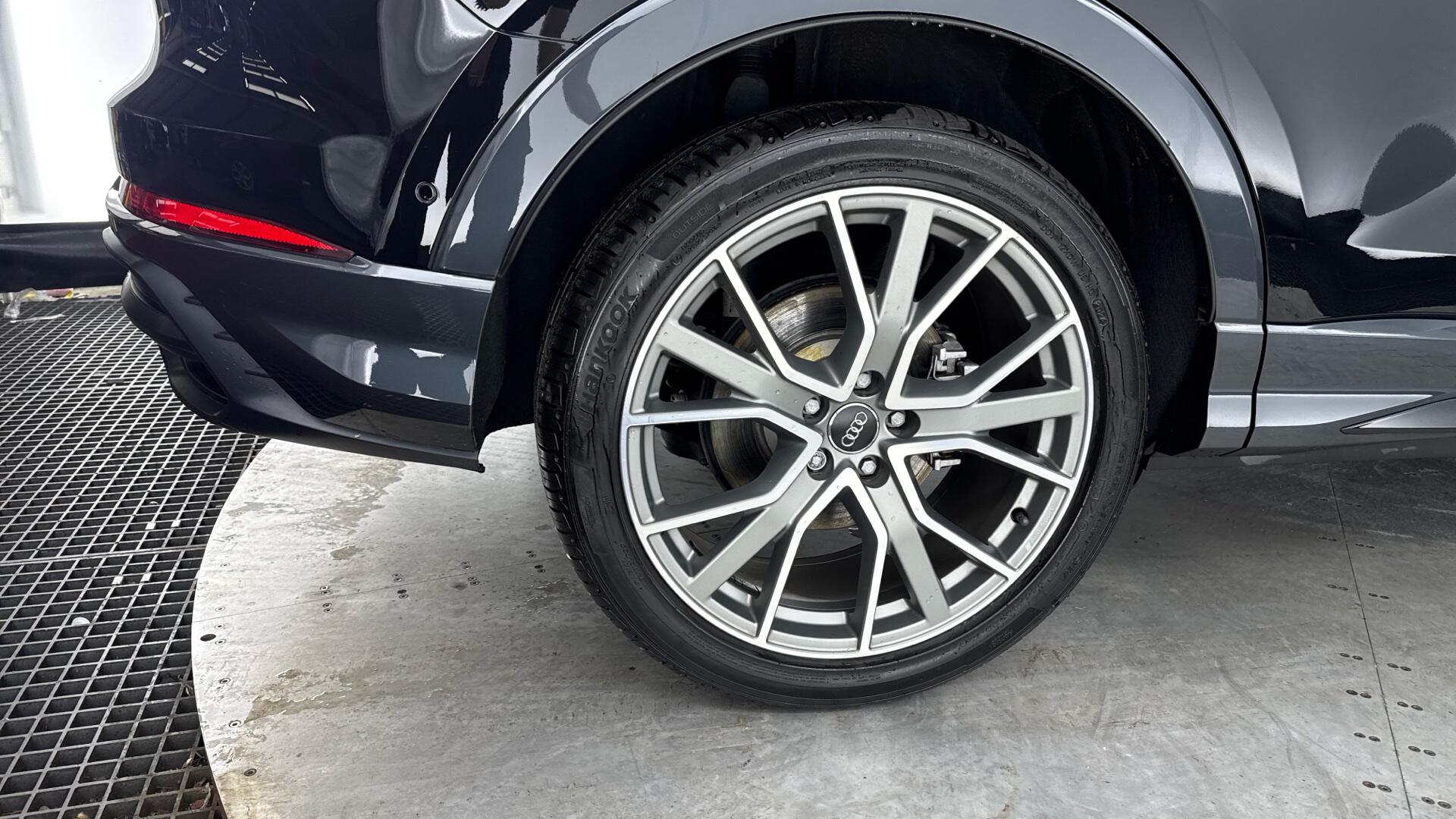 Audi Q3 view 24