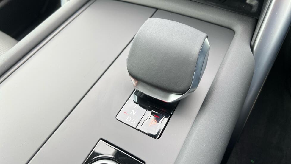 Land Rover Discovery view 13