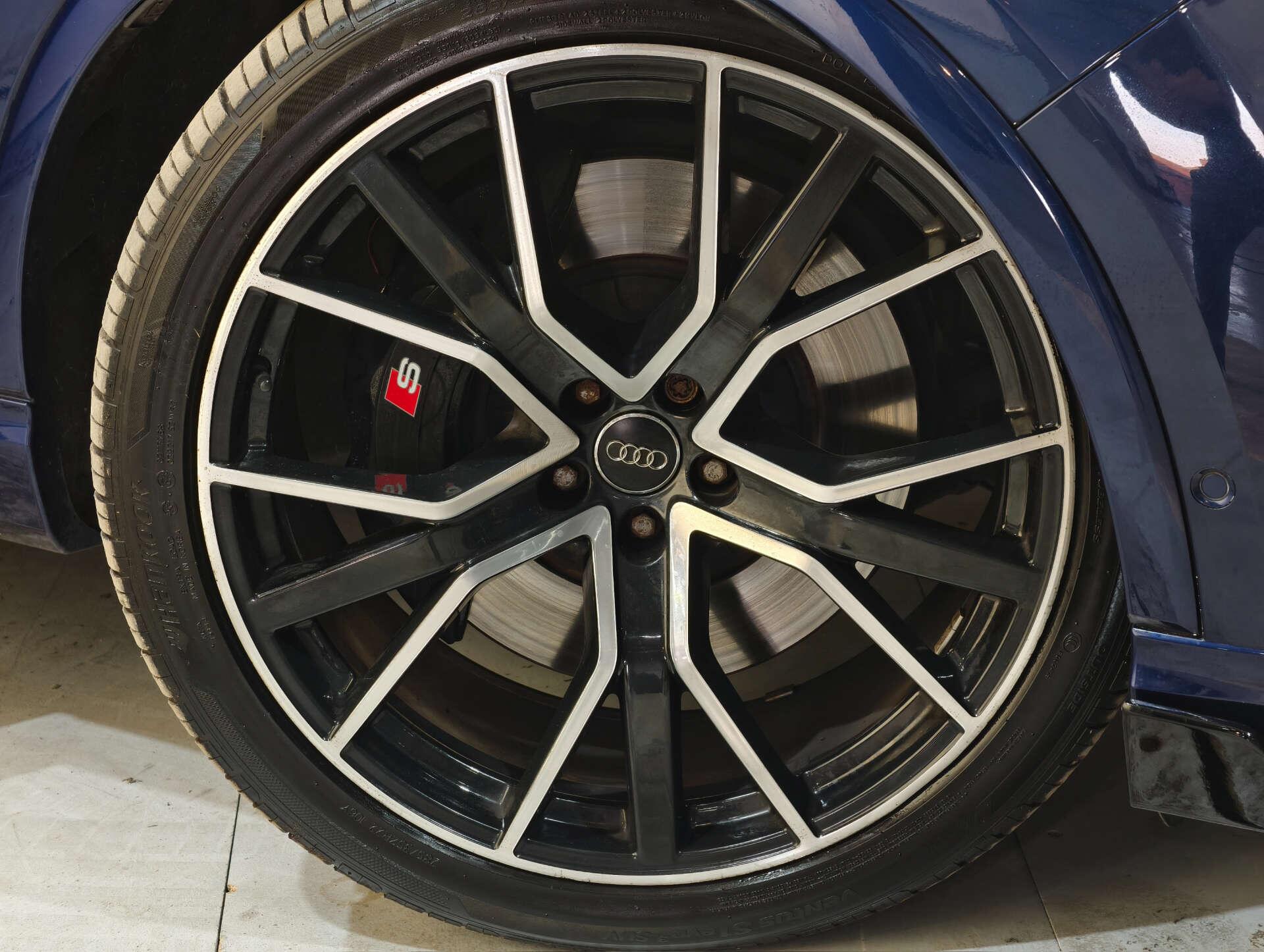 Audi SQ7 view 4