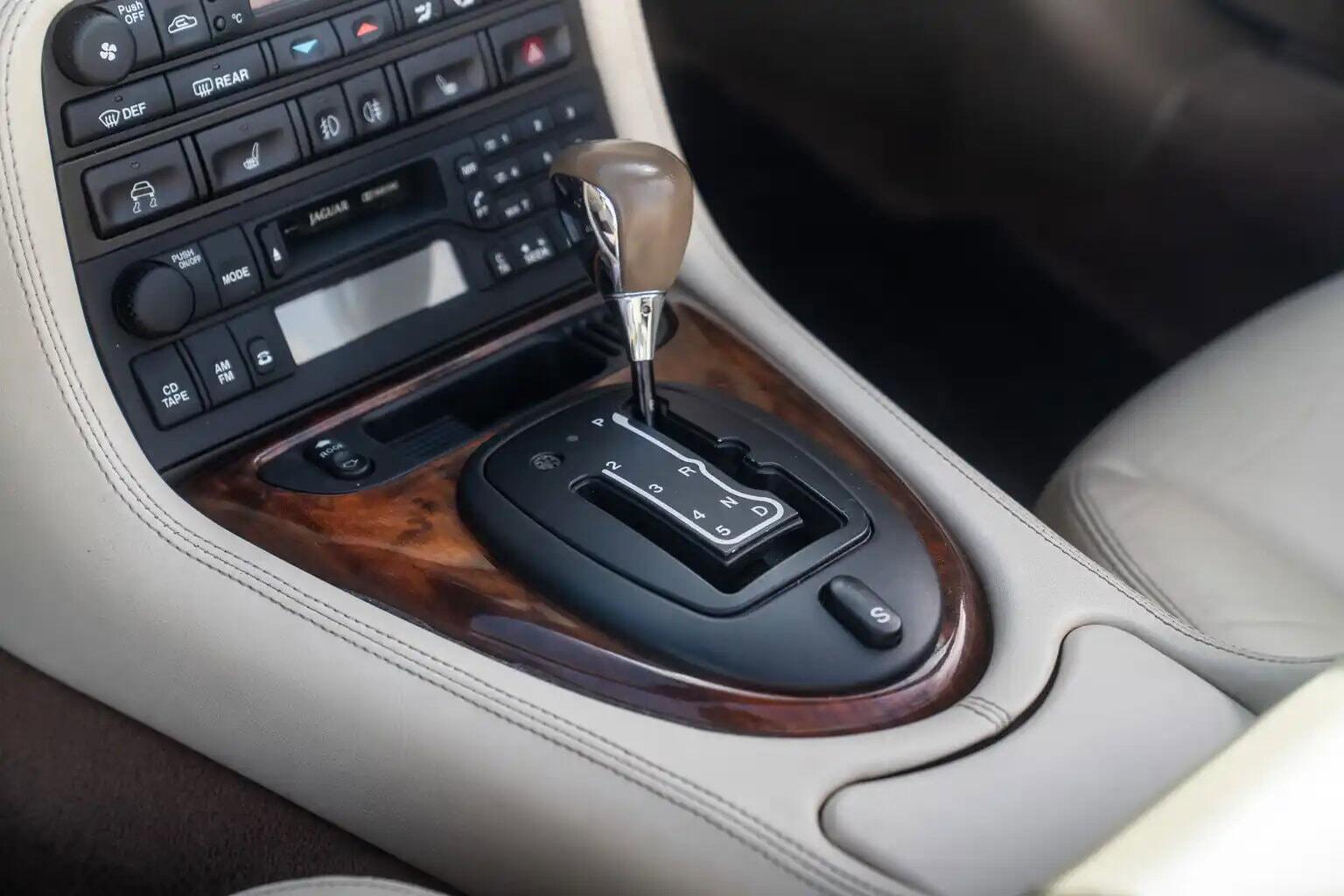 Jaguar XKR view 38
