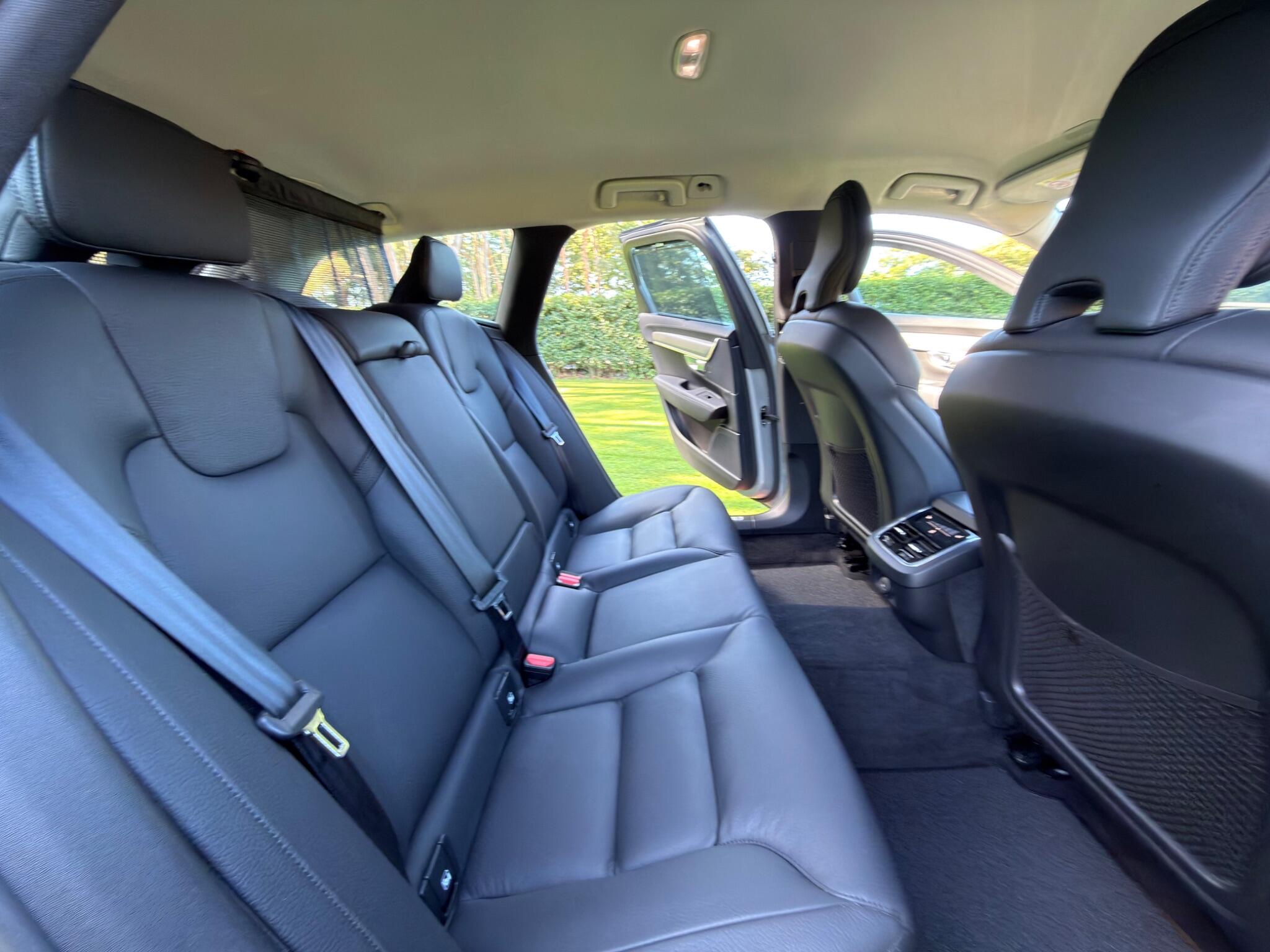 Volvo V90 Cross Country view 26