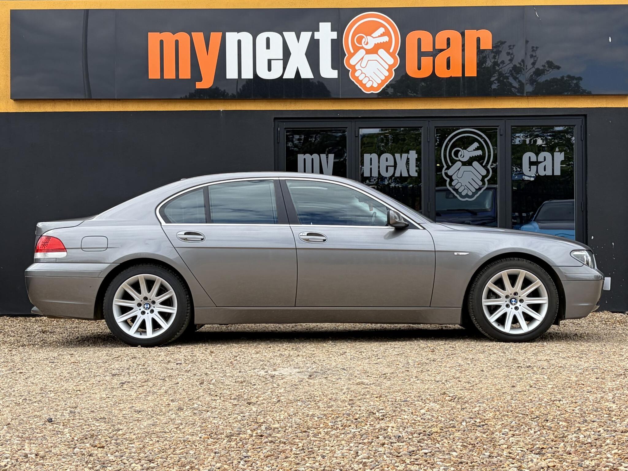 BMW 7 Series view 10