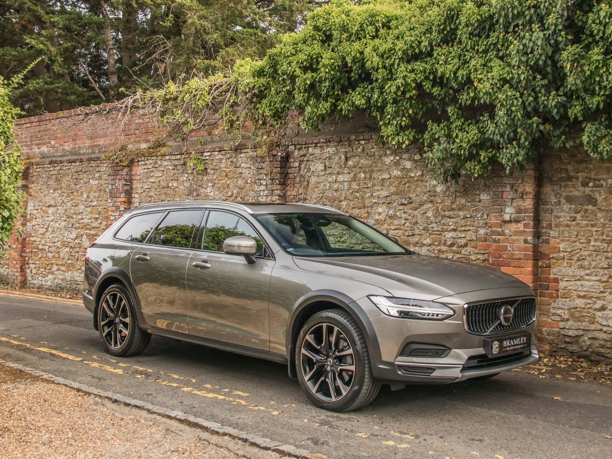 Volvo V90 Cross Country view 12