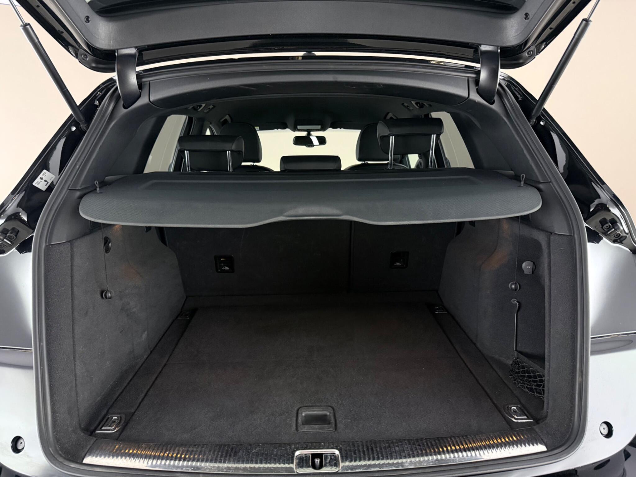 Audi Q5 view 10