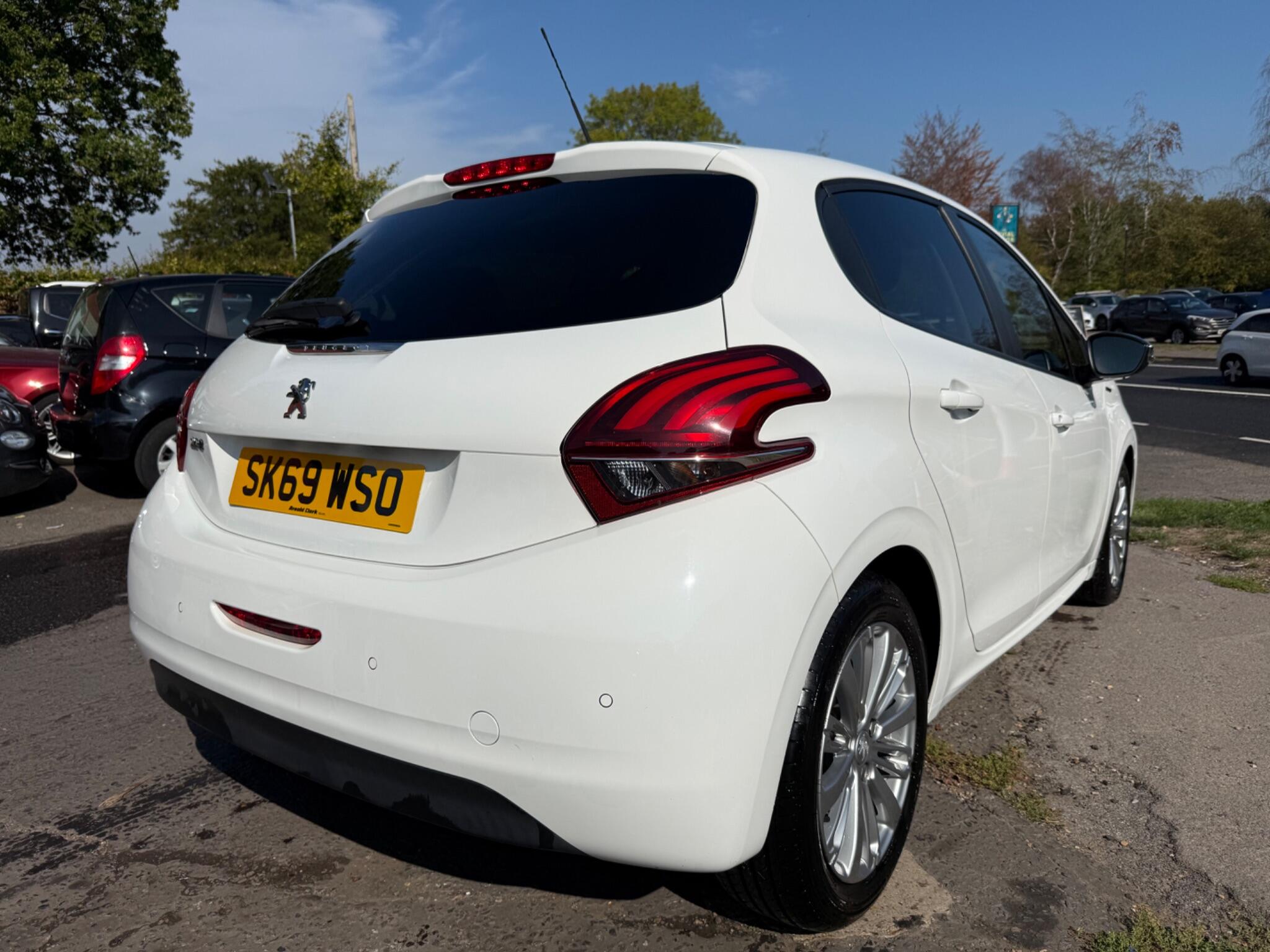 Peugeot 208 view 11