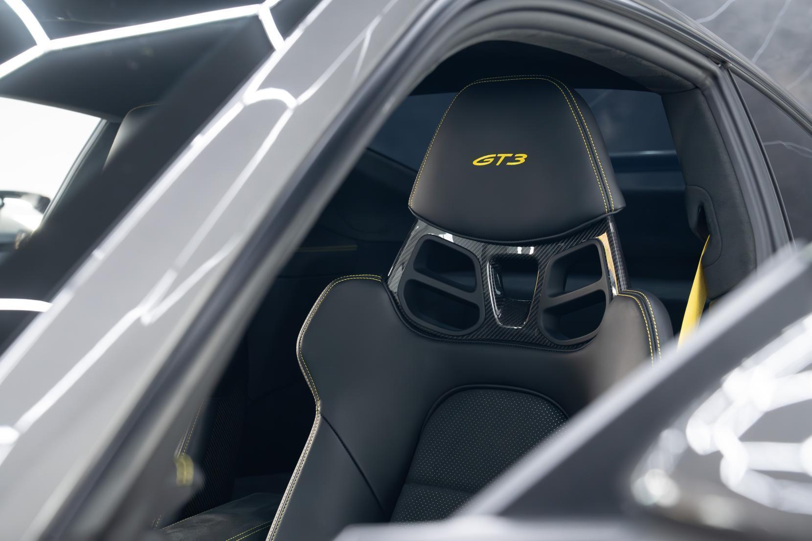 Porsche 911 view 4