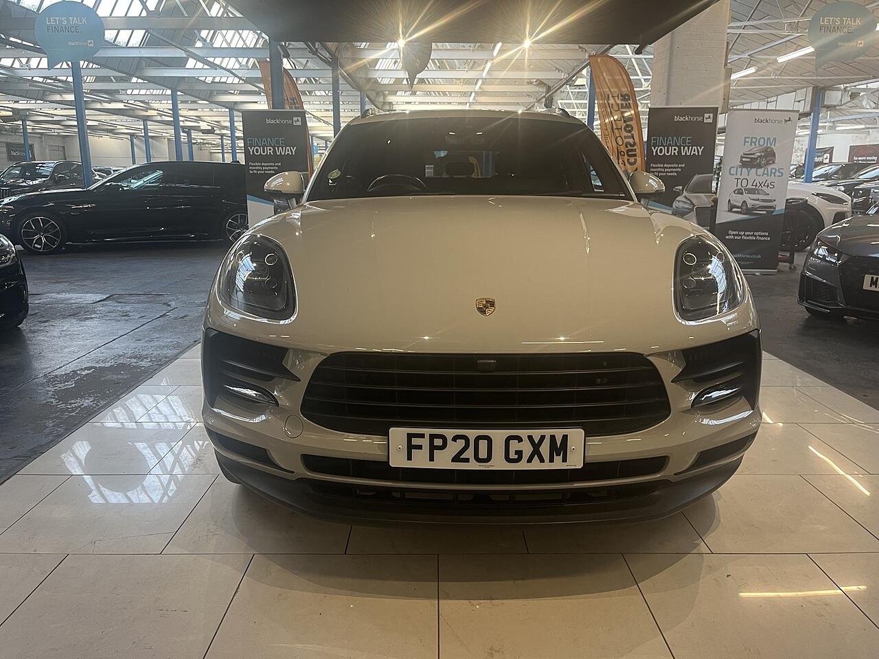 Porsche Macan view 11