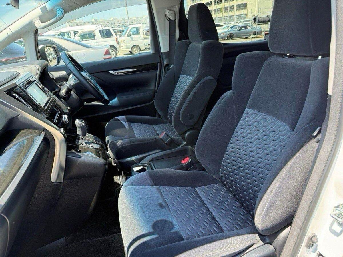Toyota Vellfire view 2