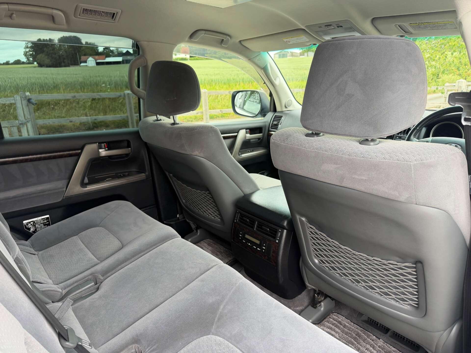 Toyota Land Cruiser view 16