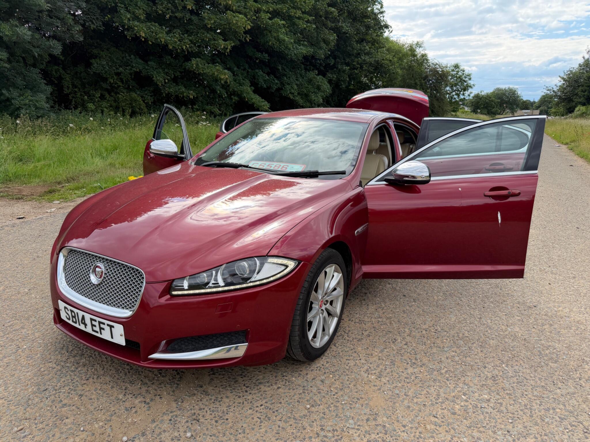 Jaguar XF view 18