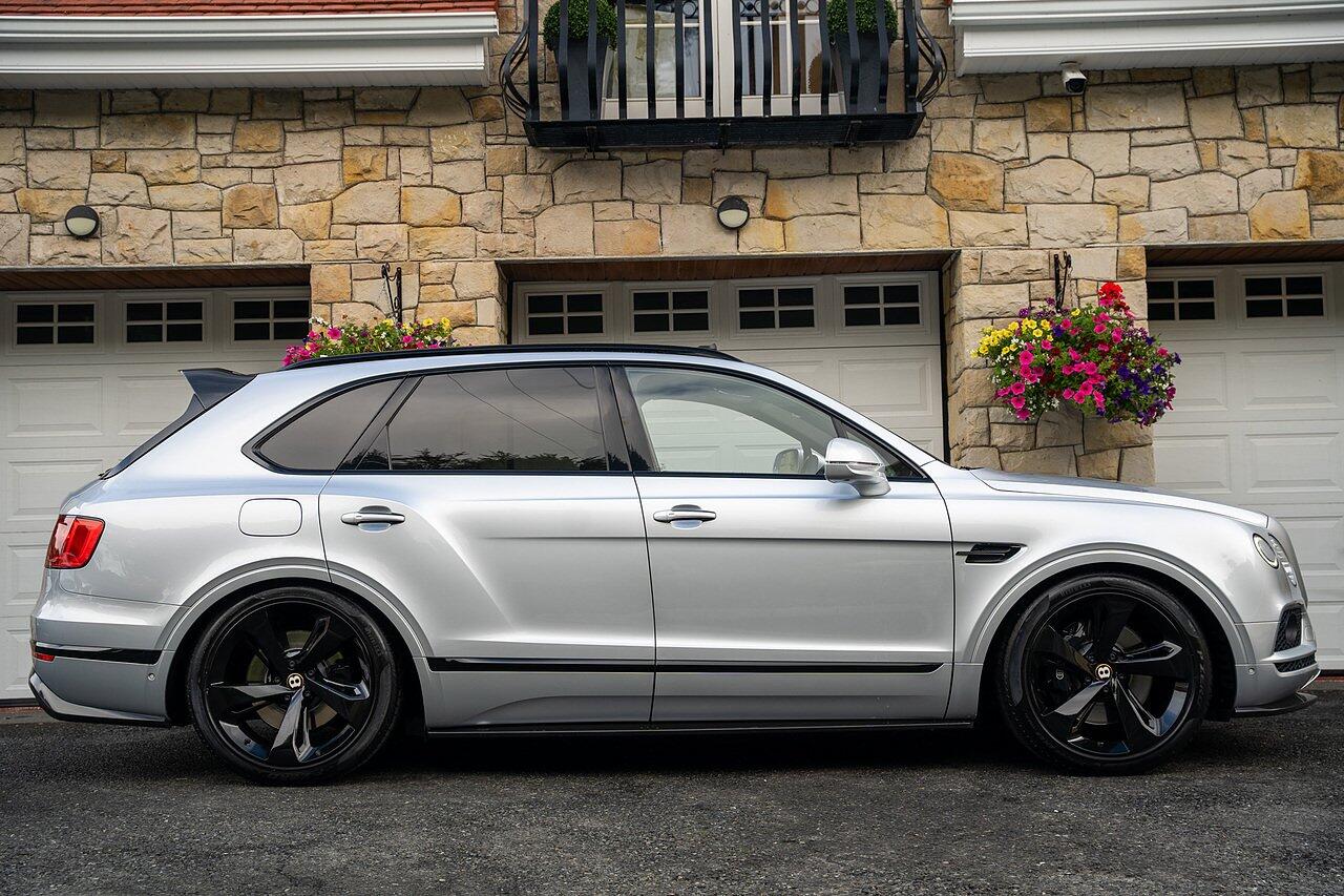 Bentley Bentayga view 3