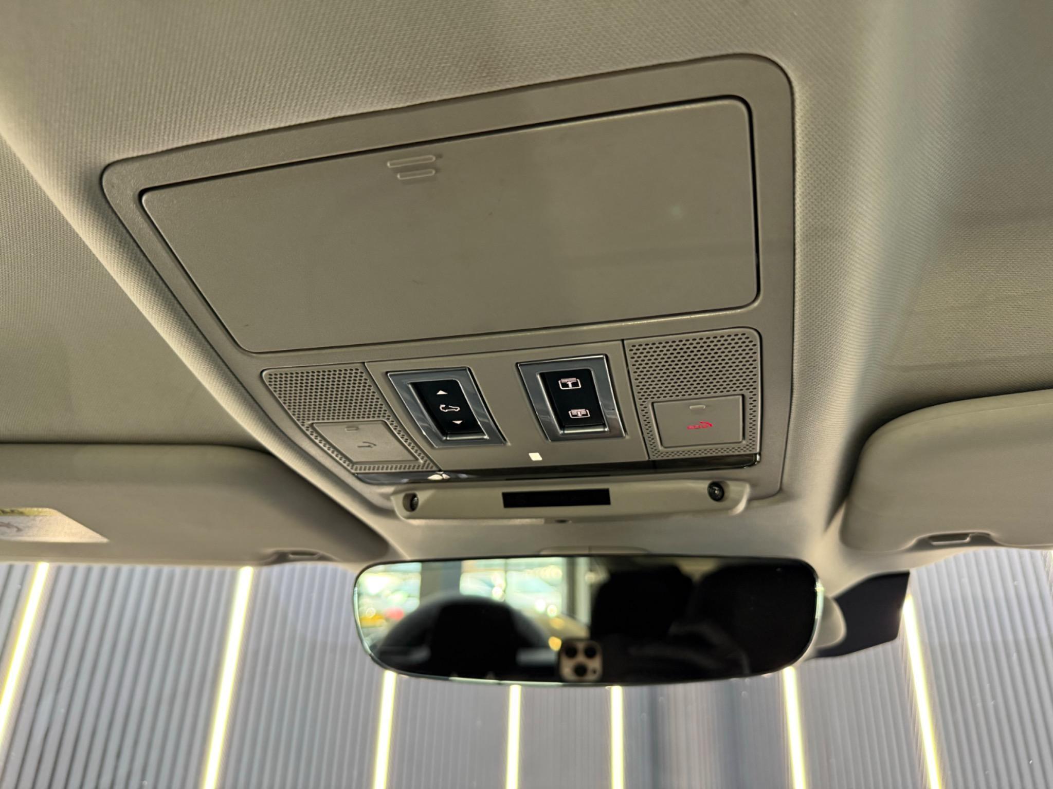 Land Rover Defender 110 view 21