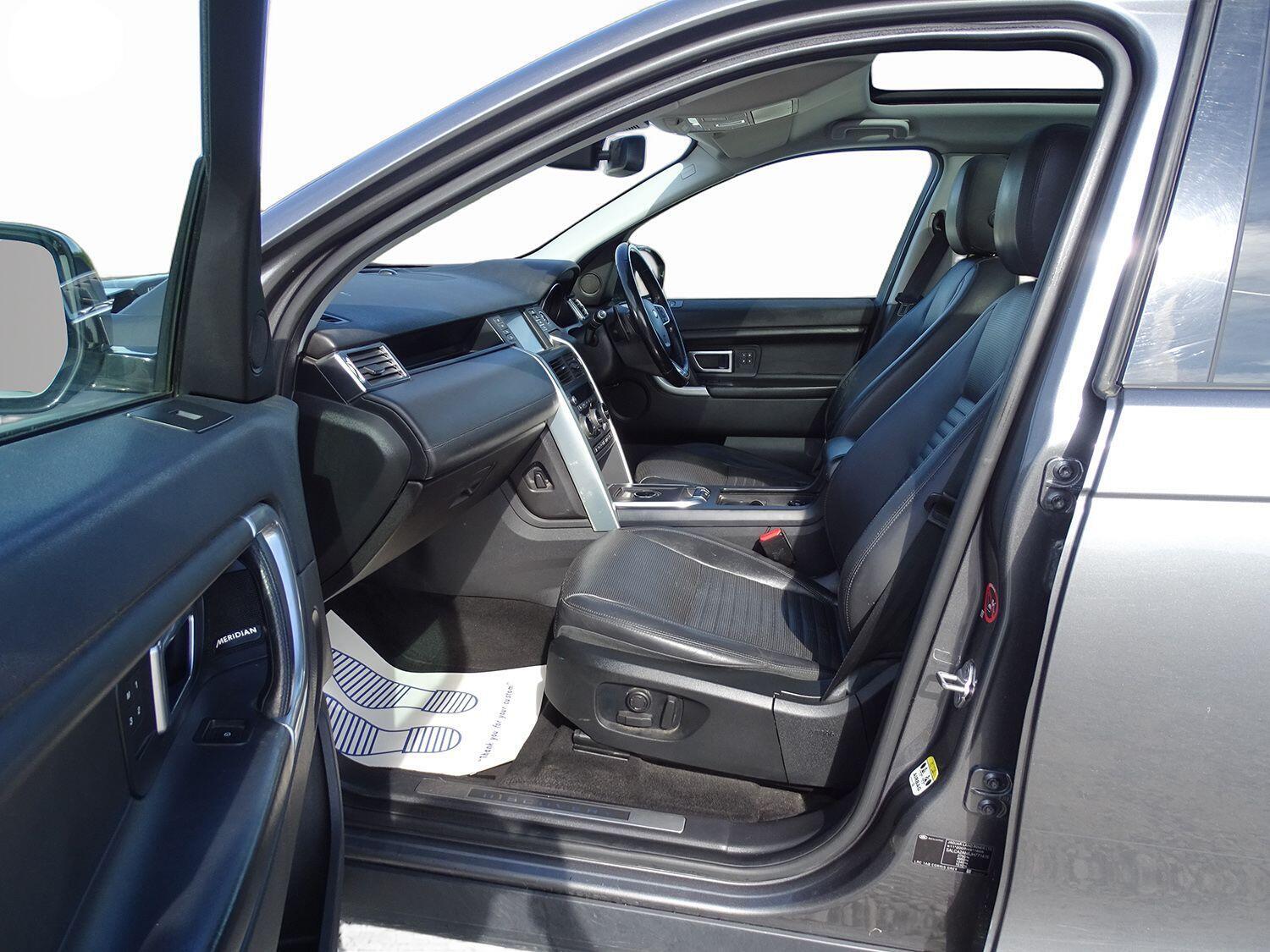 Land Rover Discovery Sport view 5