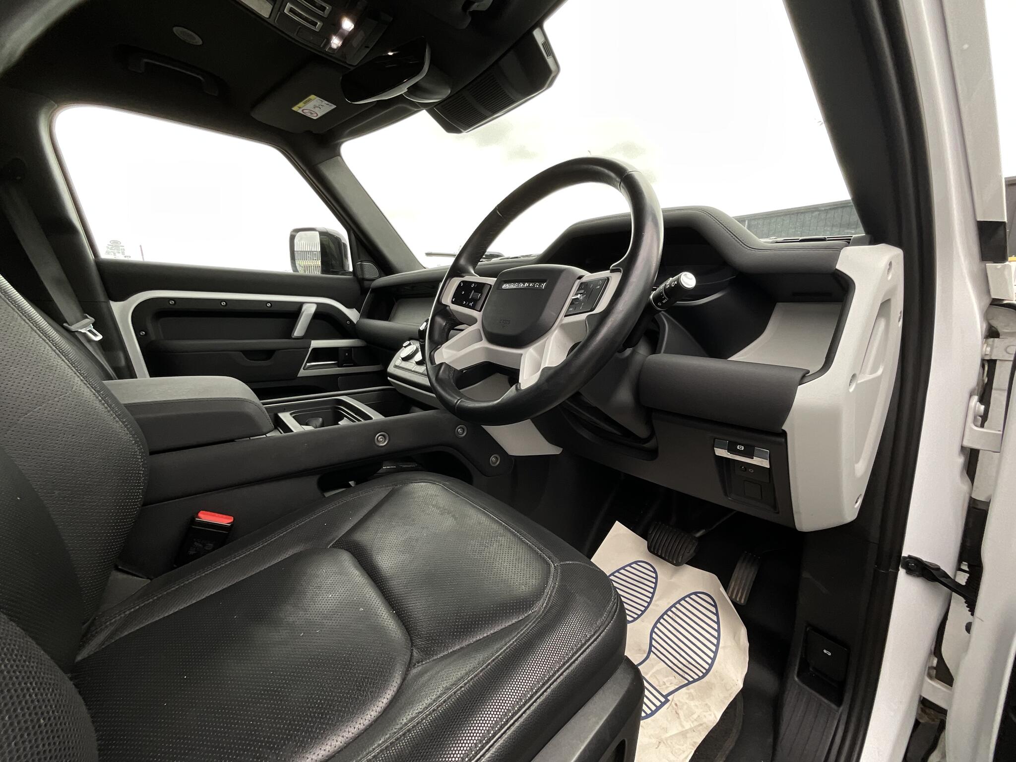 Land Rover Defender 110 view 7