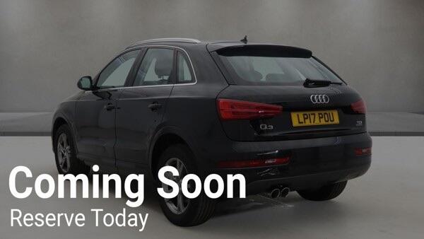 Audi Q3 view 16