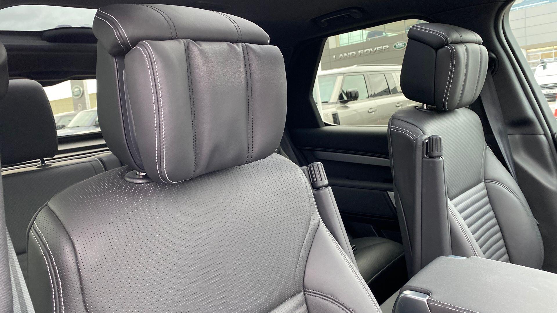 Land Rover Discovery view 30