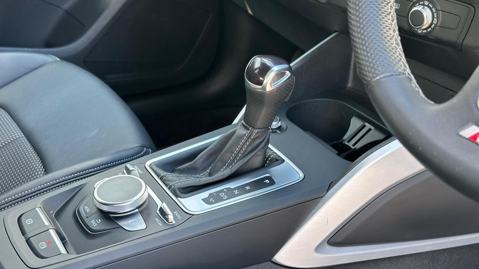 Audi Q2 view 25