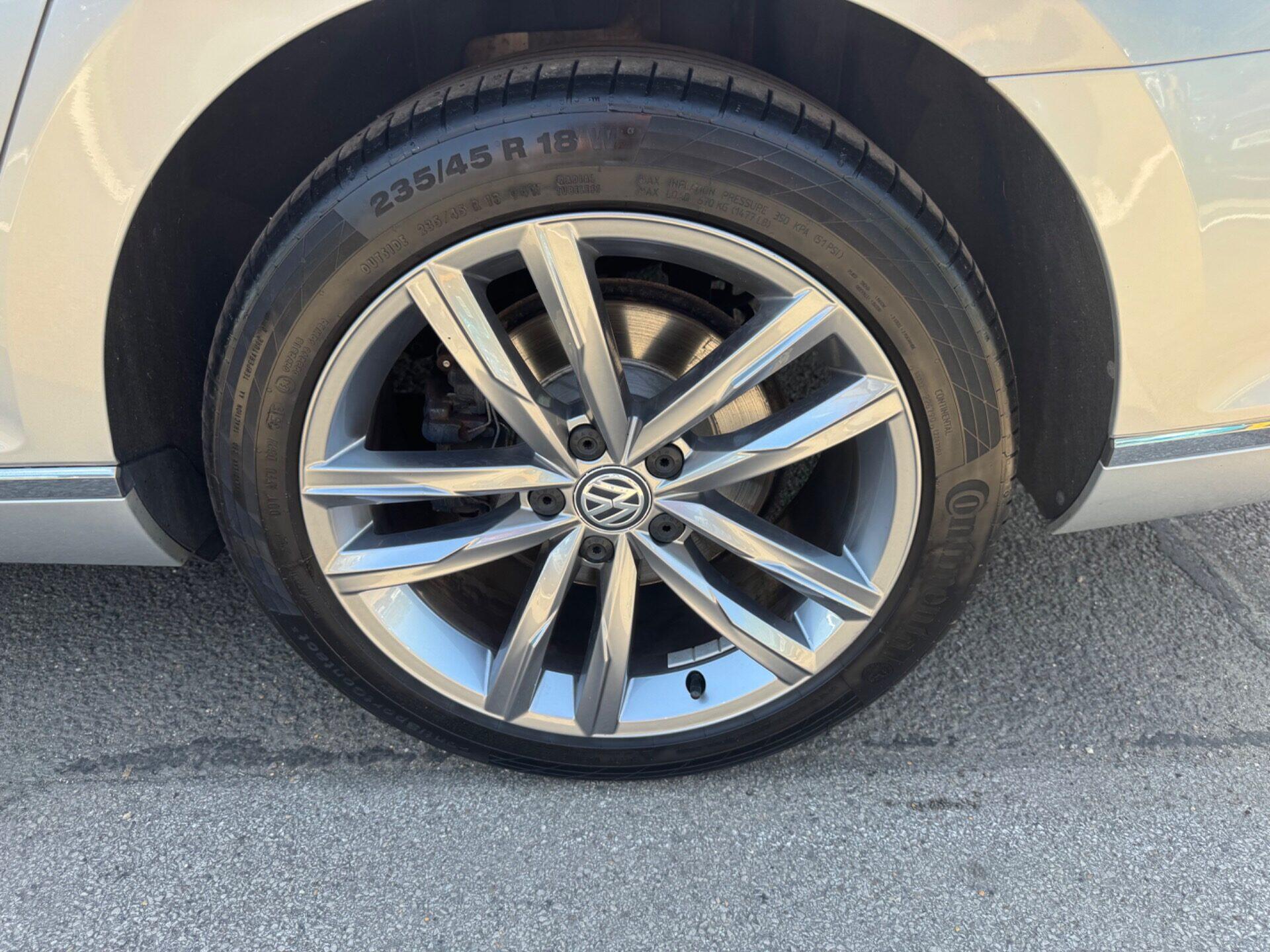 Volkswagen Passat view 32