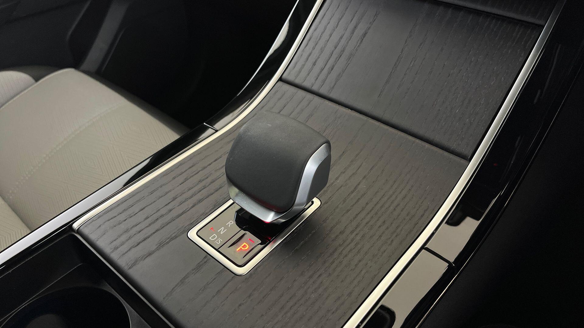 Land Rover Range Rover Velar view 13