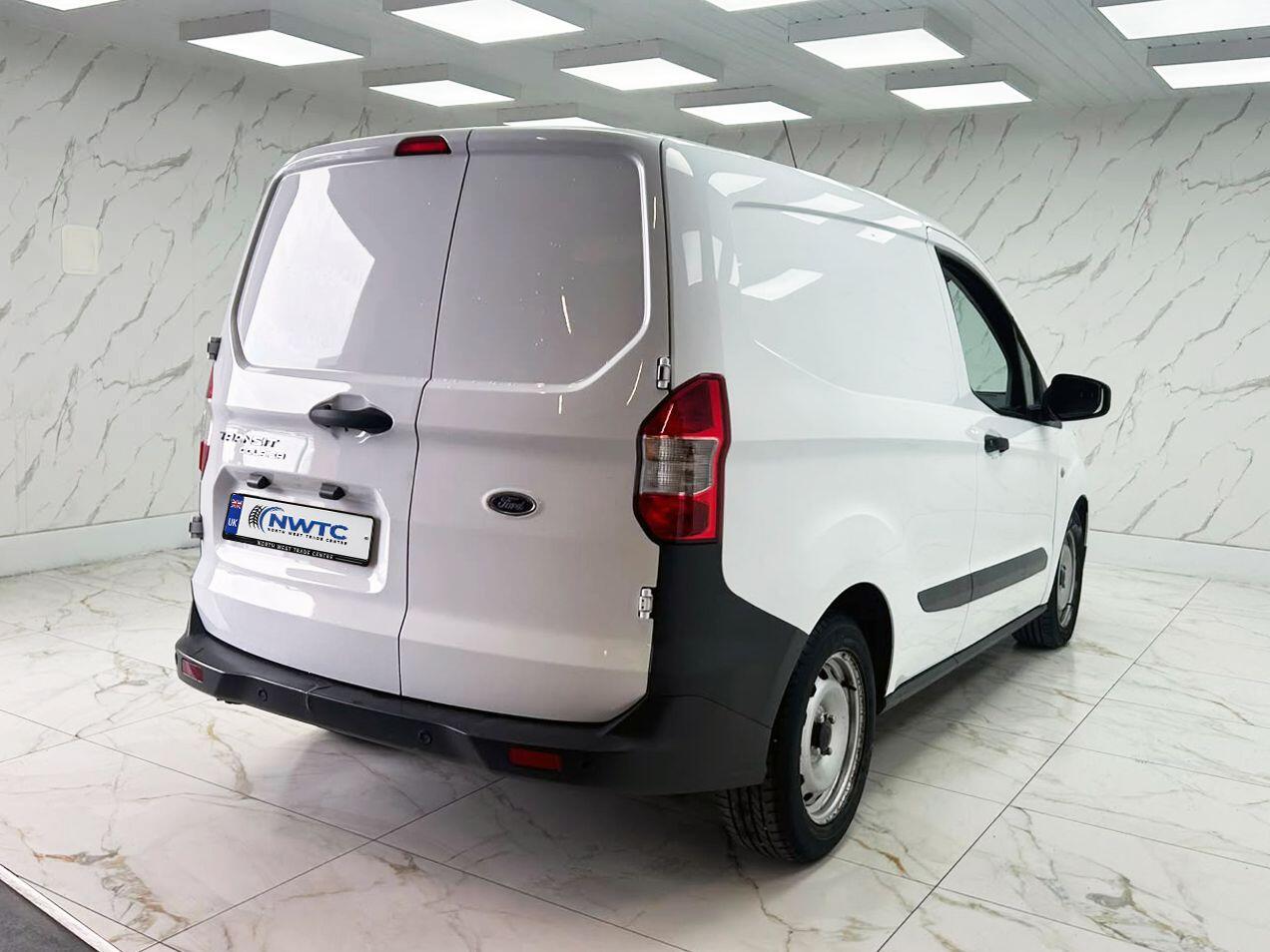 Ford Transit Courier view 8
