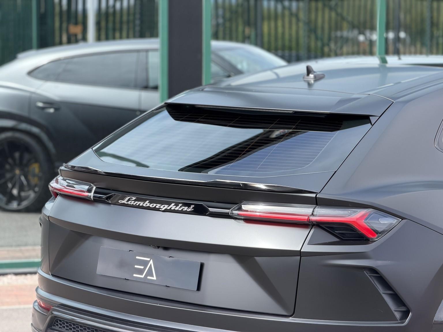 Lamborghini Urus view 30