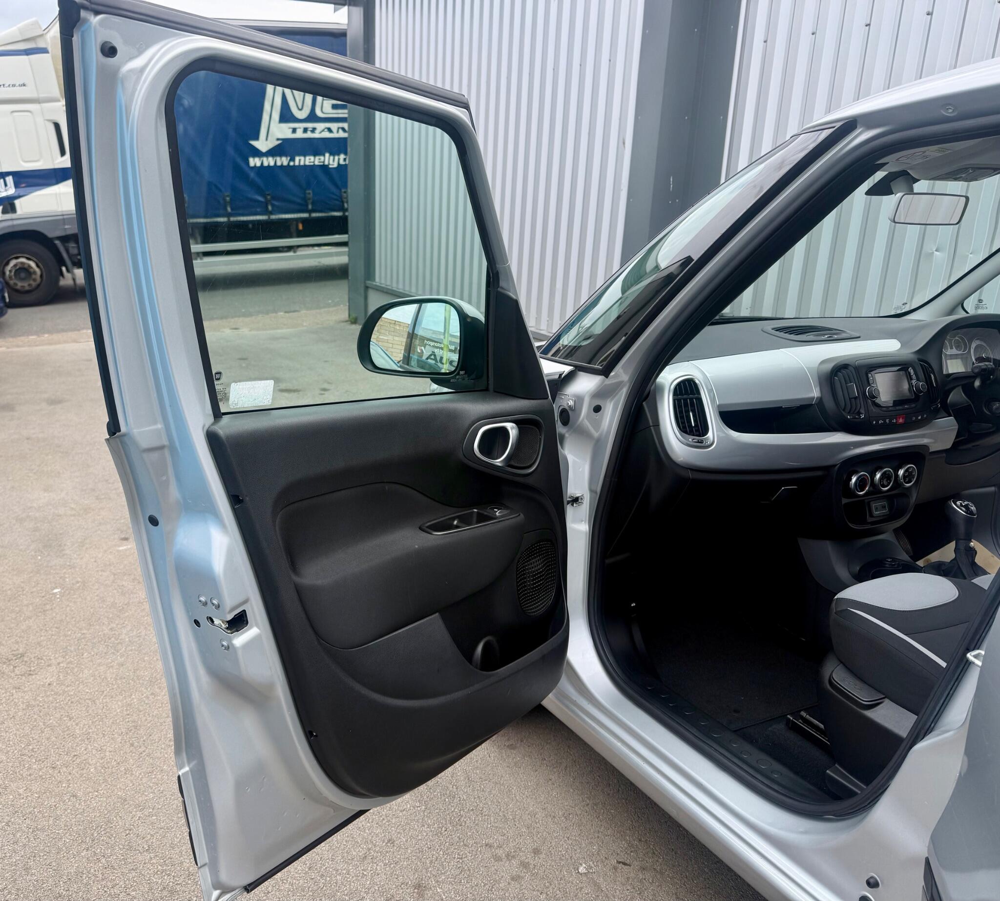 Fiat 500l view 13