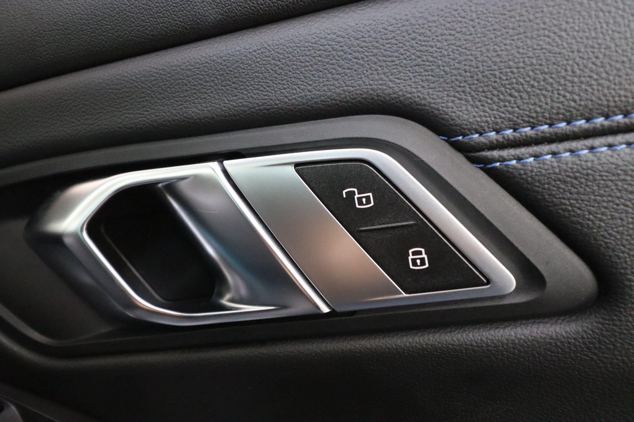 BMW 3 Series view 17