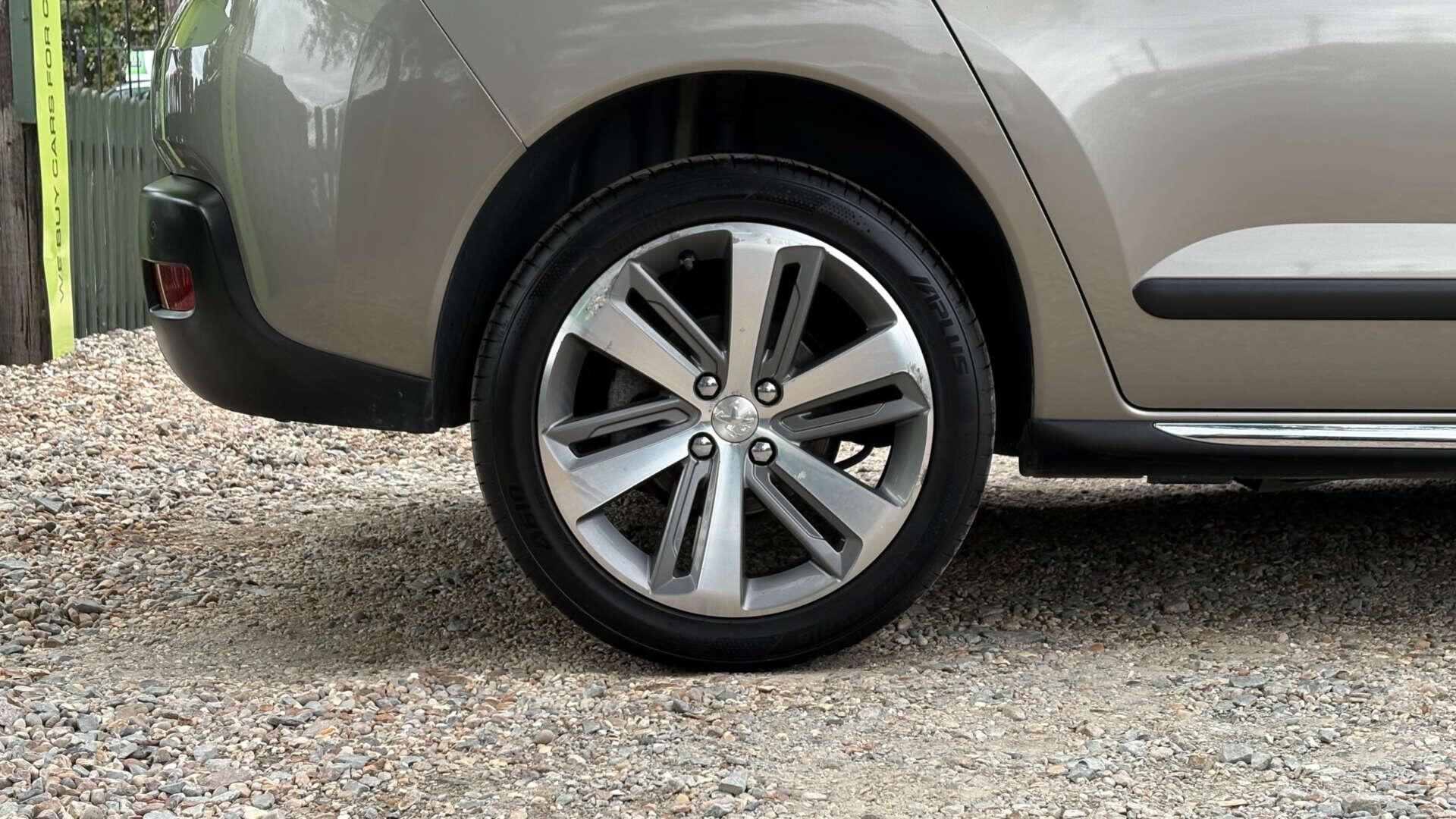 Peugeot 3008 view 34