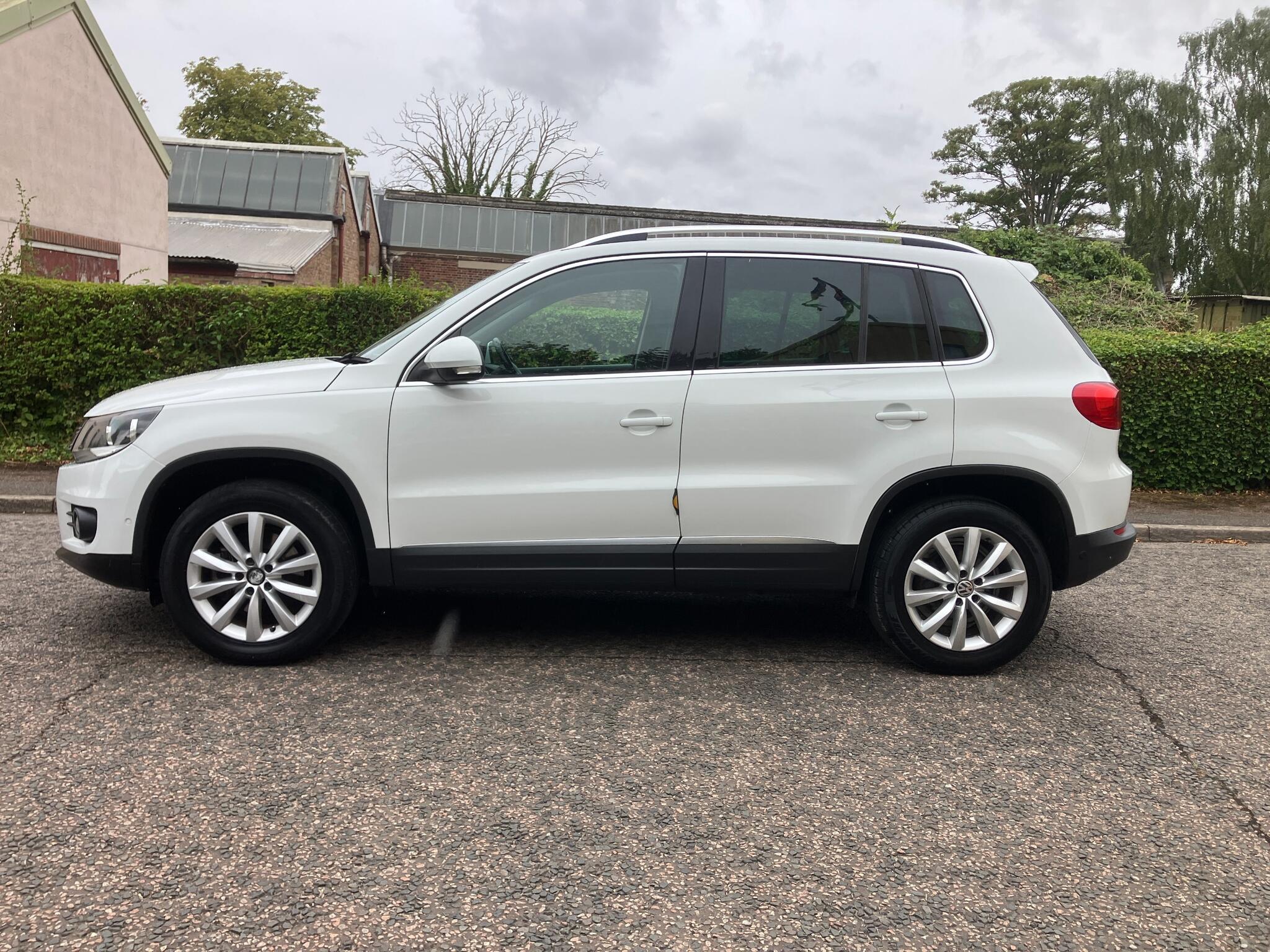 Volkswagen Tiguan view 4
