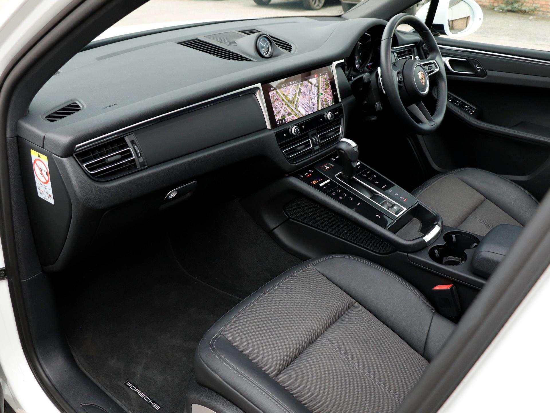 Porsche Macan view 9