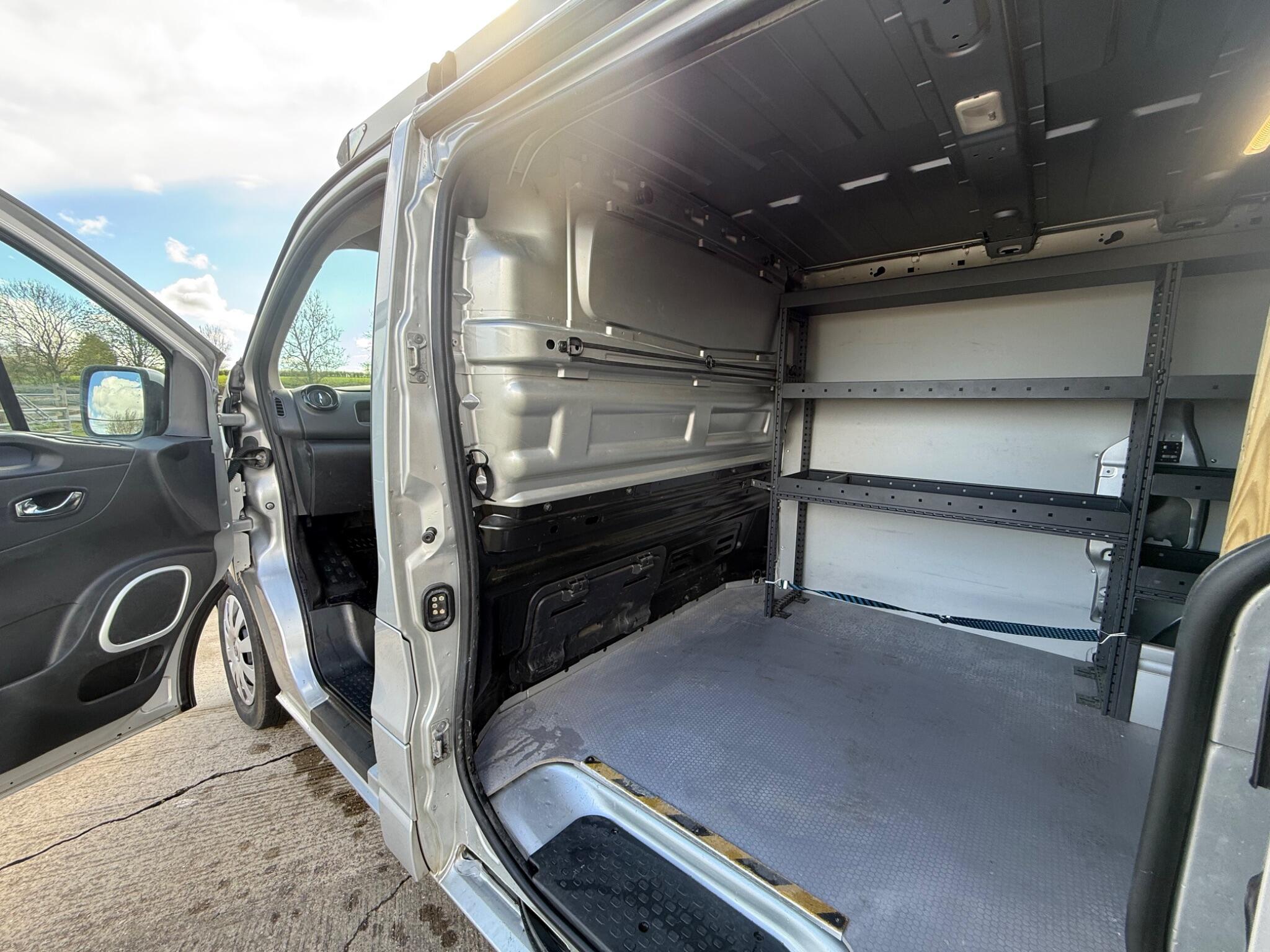 Vauxhall Vivaro 1.6 CDTi 2900 BiTurbo Sportive L1 H1 Euro 6 (s/s) 5dr — photo 43 of 98