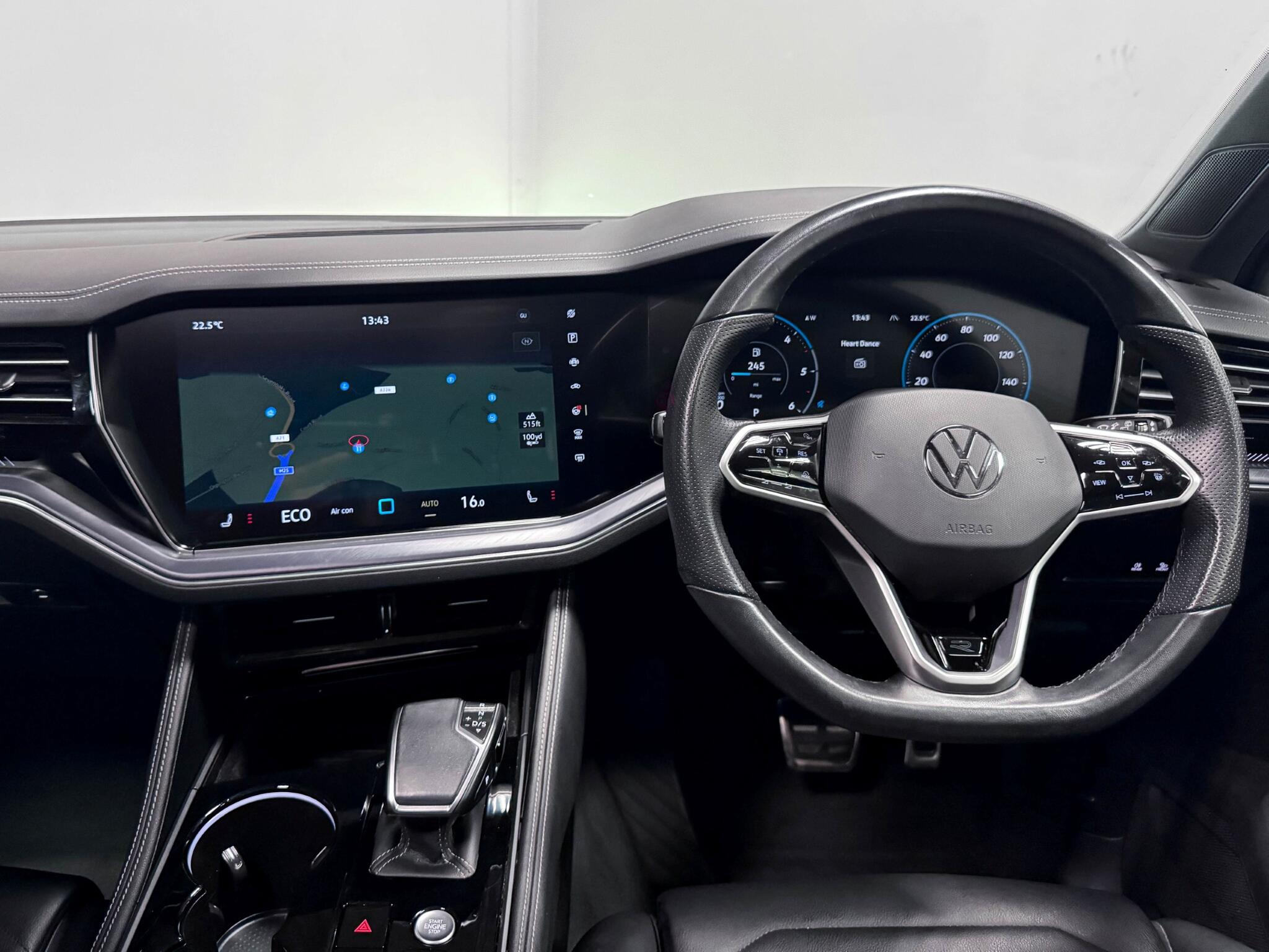 Volkswagen Touareg view 16