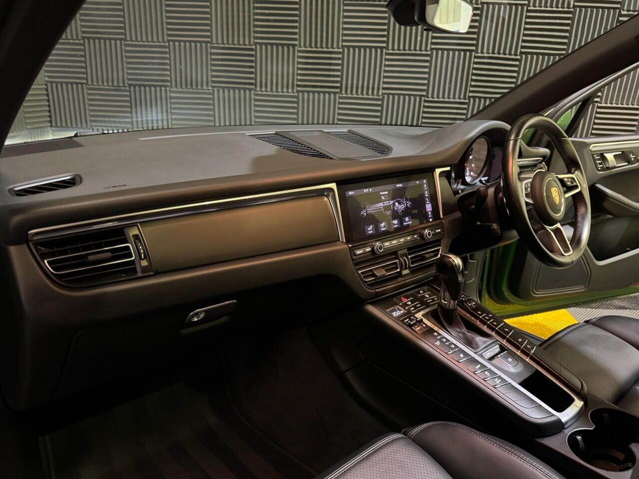 Porsche Macan view 23