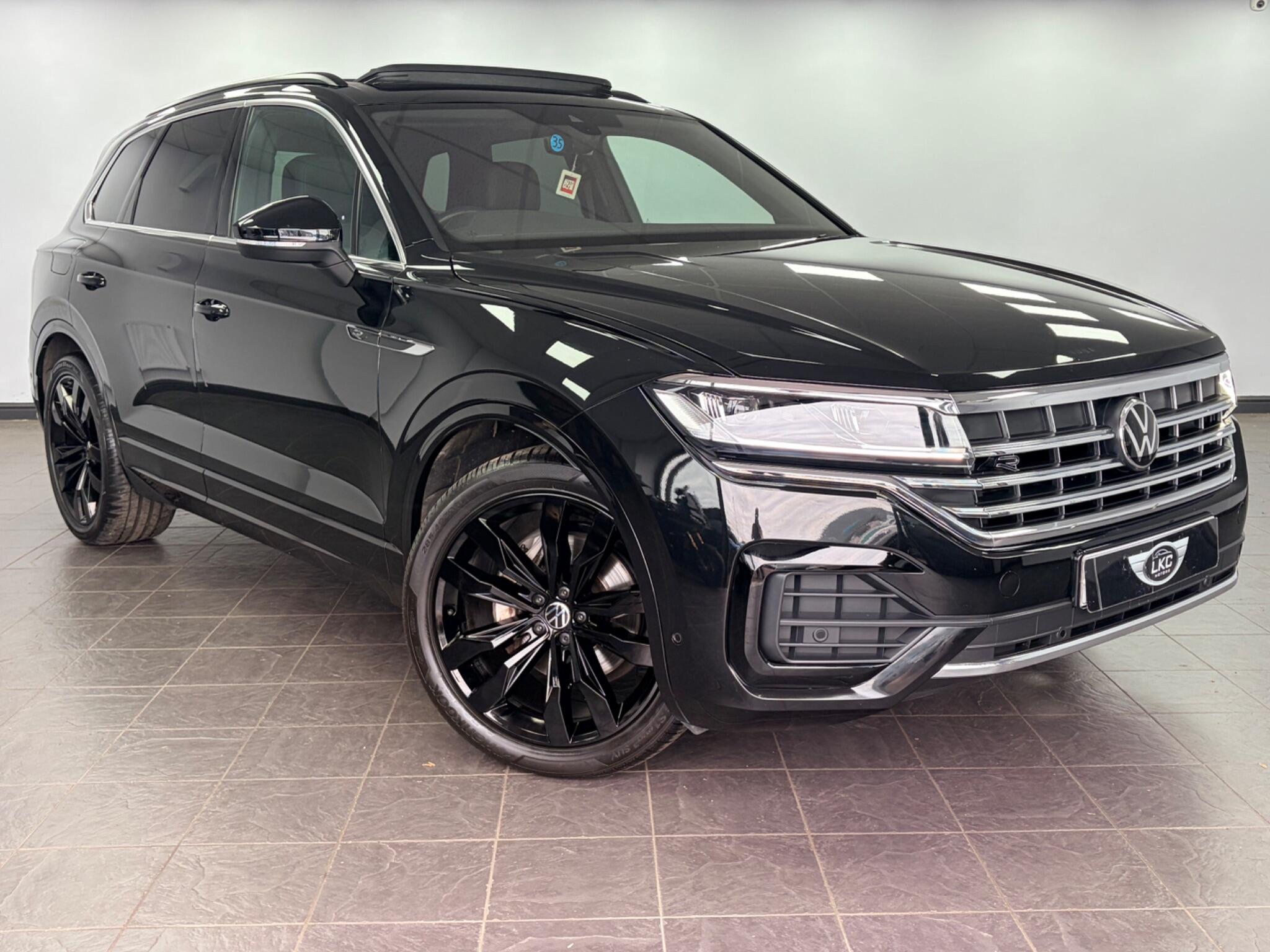 Volkswagen Touareg view 4